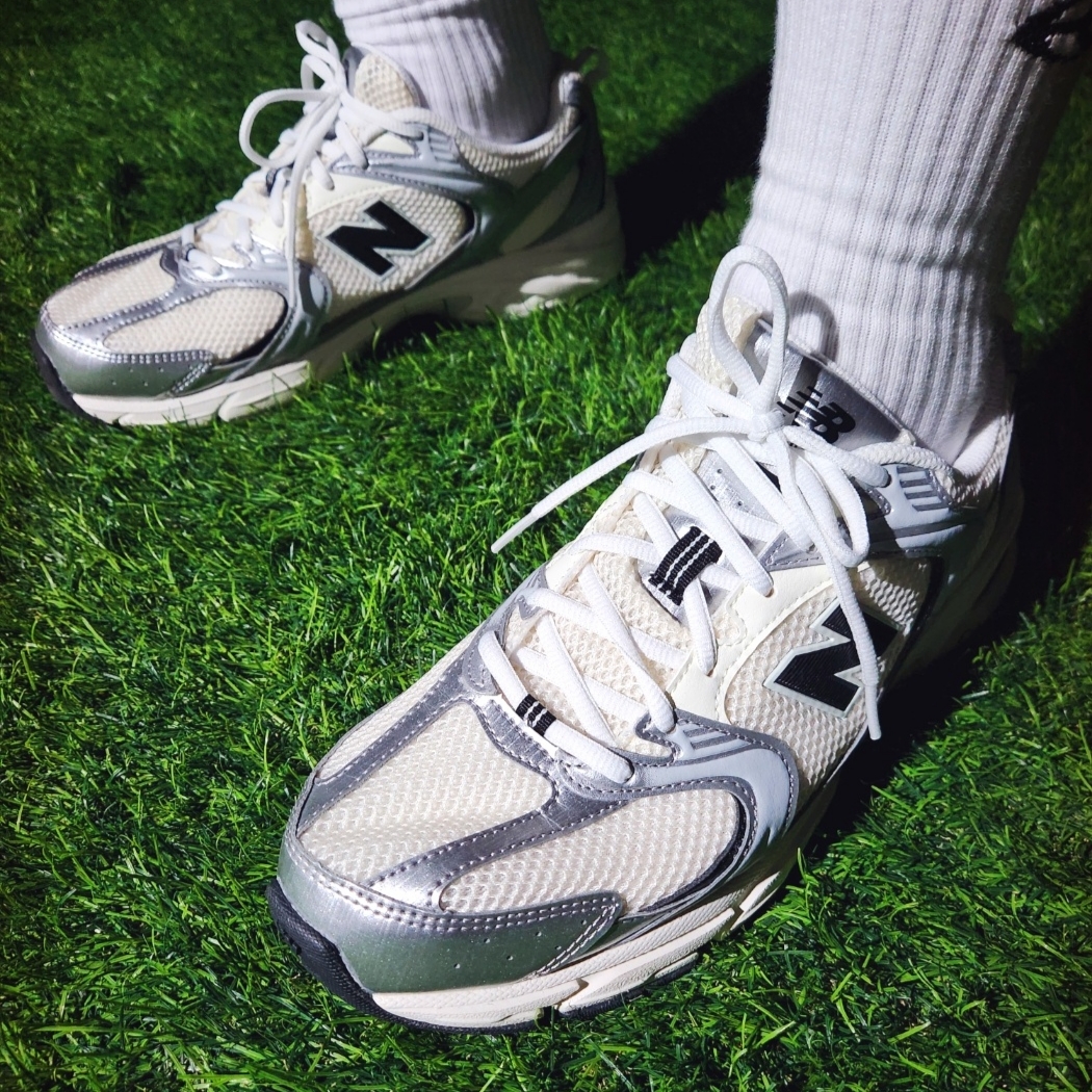 New Balance 530 Angora Cream Silver 착용 스타일 - 5