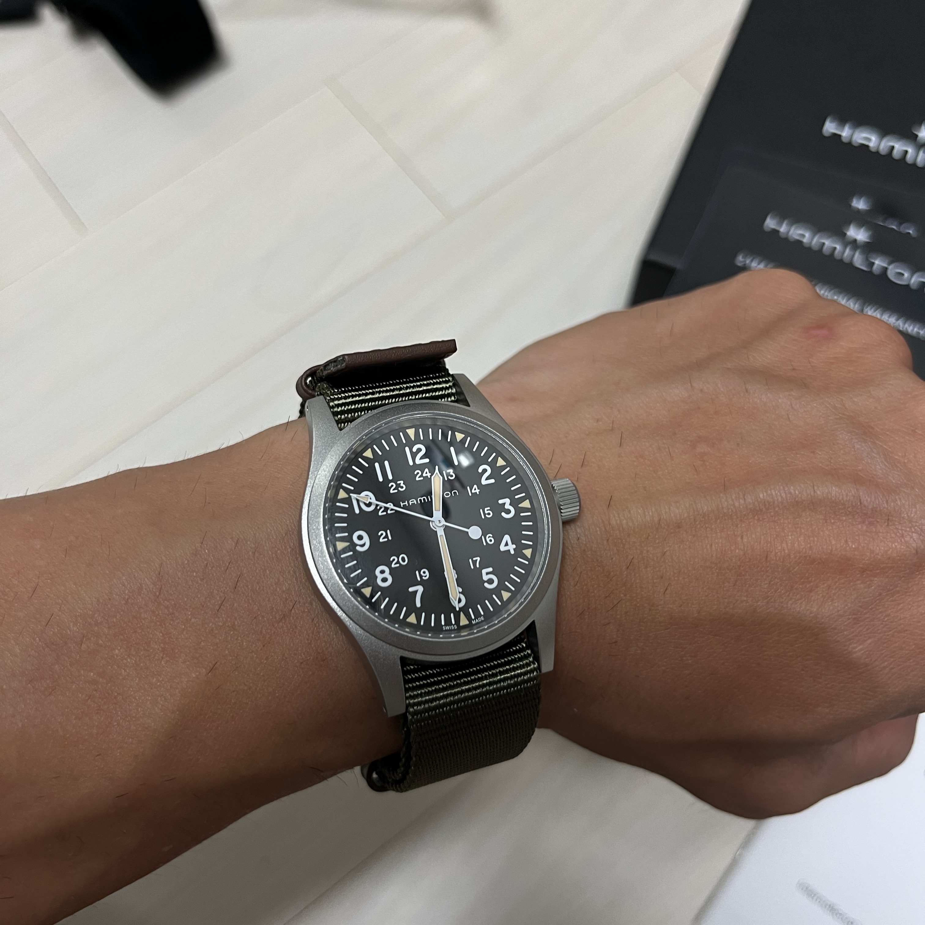 Hamilton Khaki Field Mechanical 38mm Nato Strap Green Black 착용 스타일