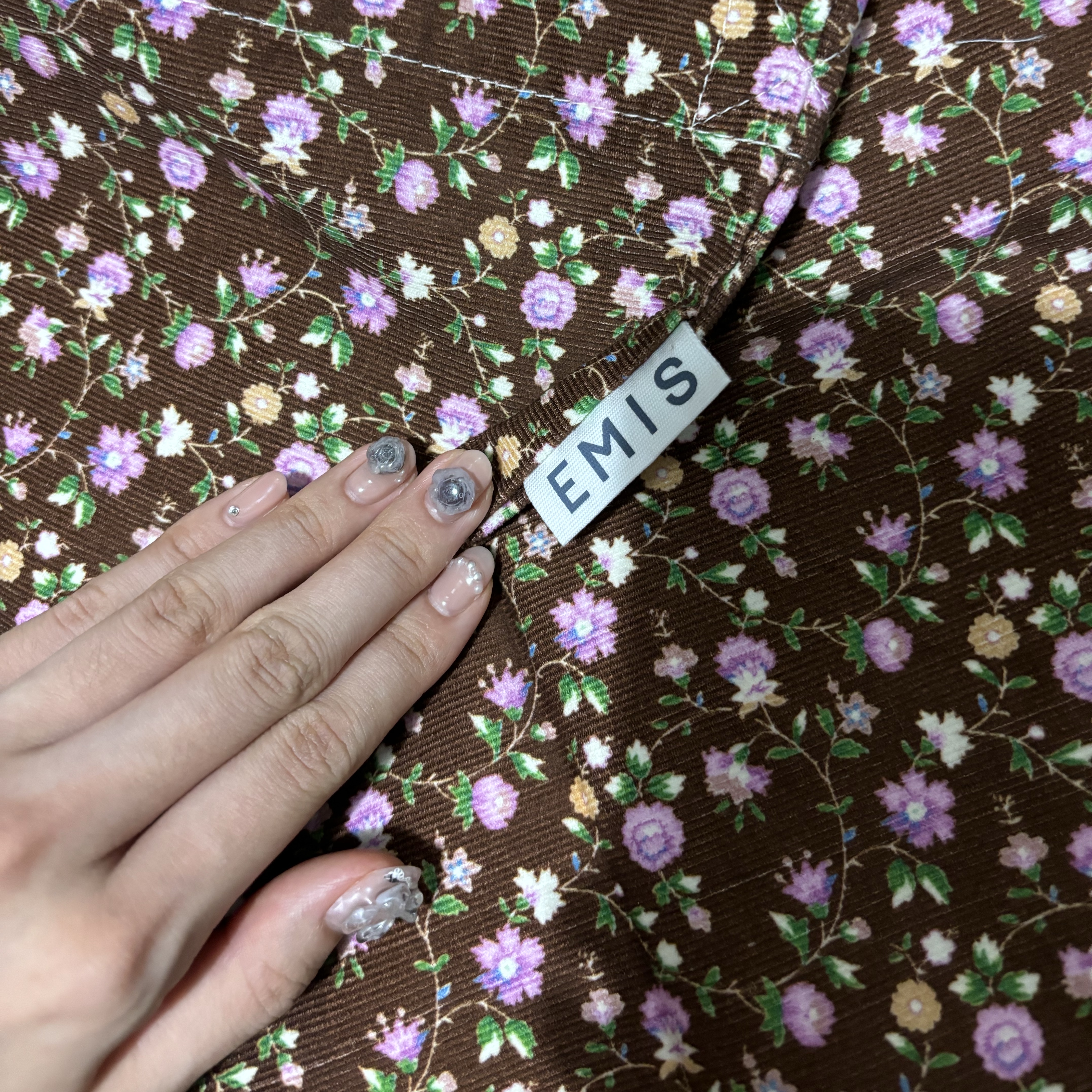 Emis Allover Flower Pattern Eco Bag Brown 착용 스타일