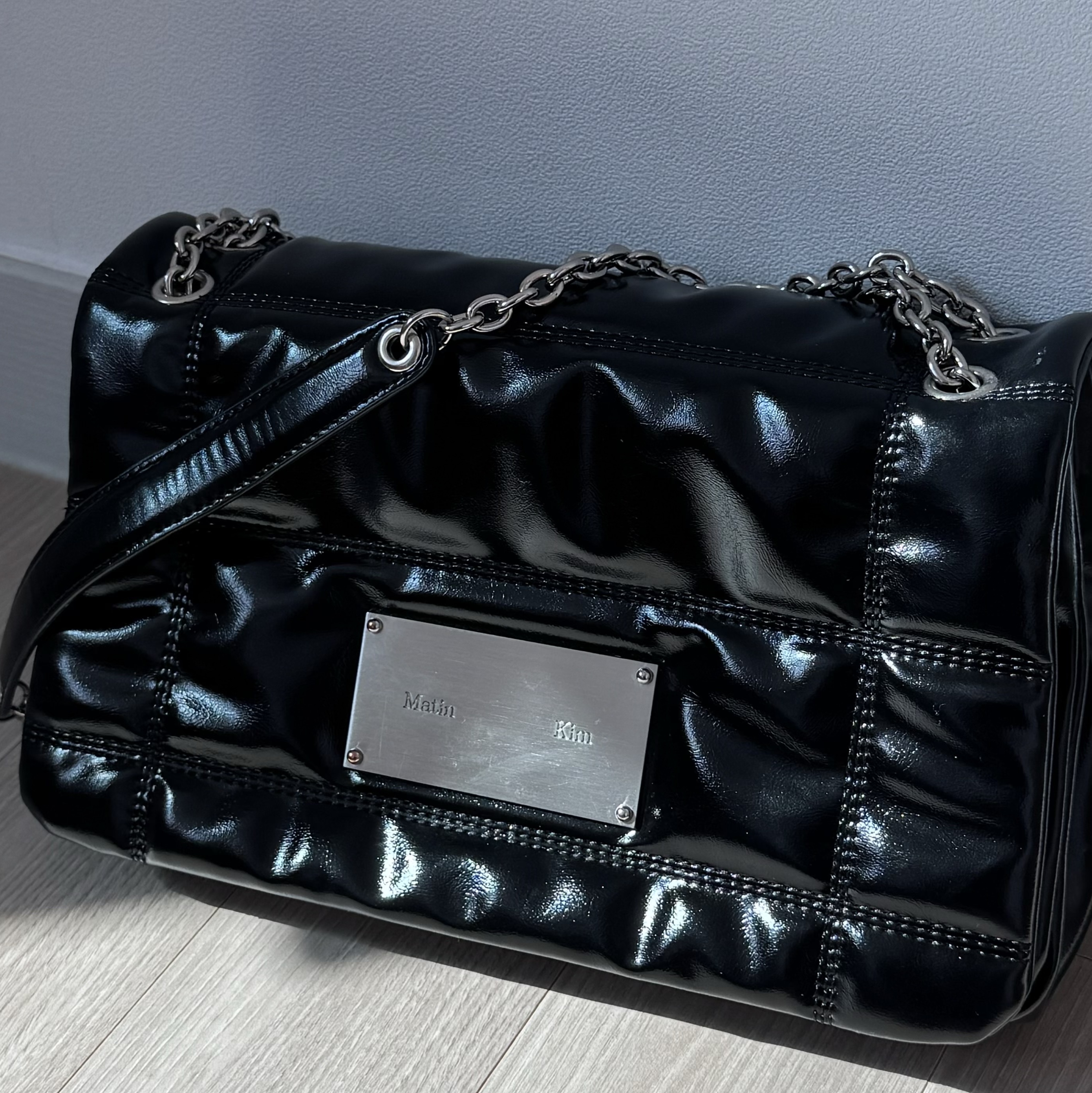 Matin Kim Classic Chain Quilting Bag Black 착용 스타일