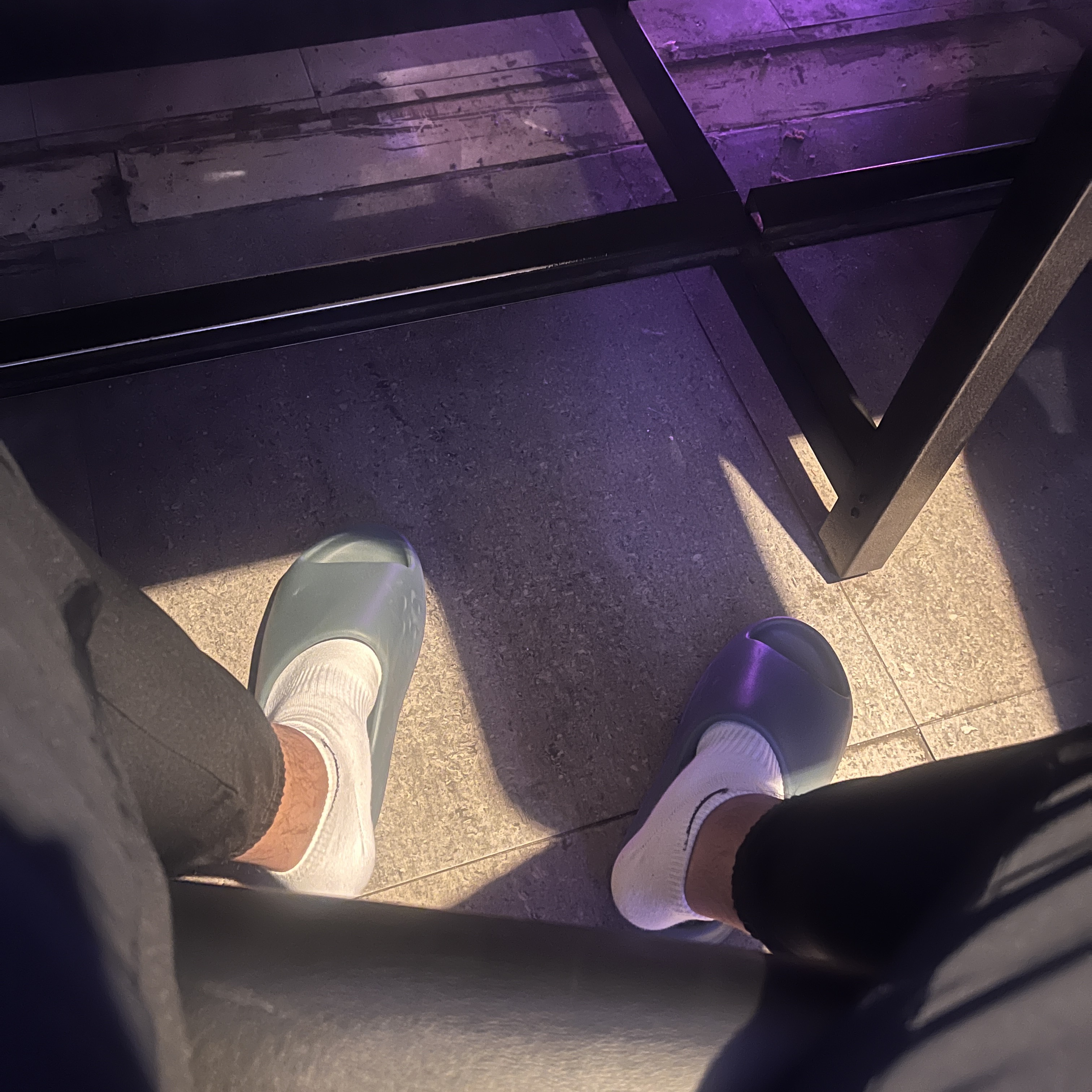 Adidas Yeezy Slide Slate Marine 착용 스타일
