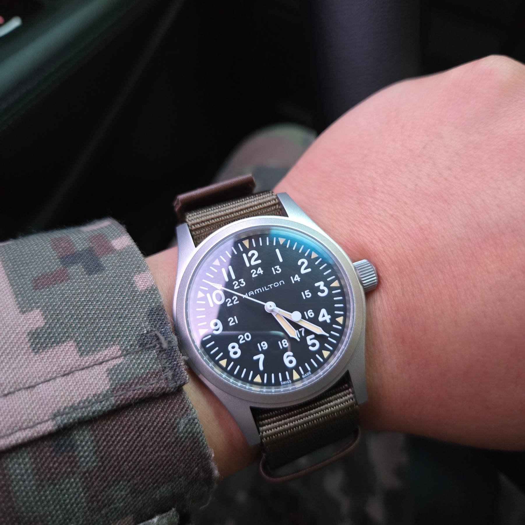 Hamilton Khaki Field Mechanical 38mm Nato Strap Green Black 착용 스타일
