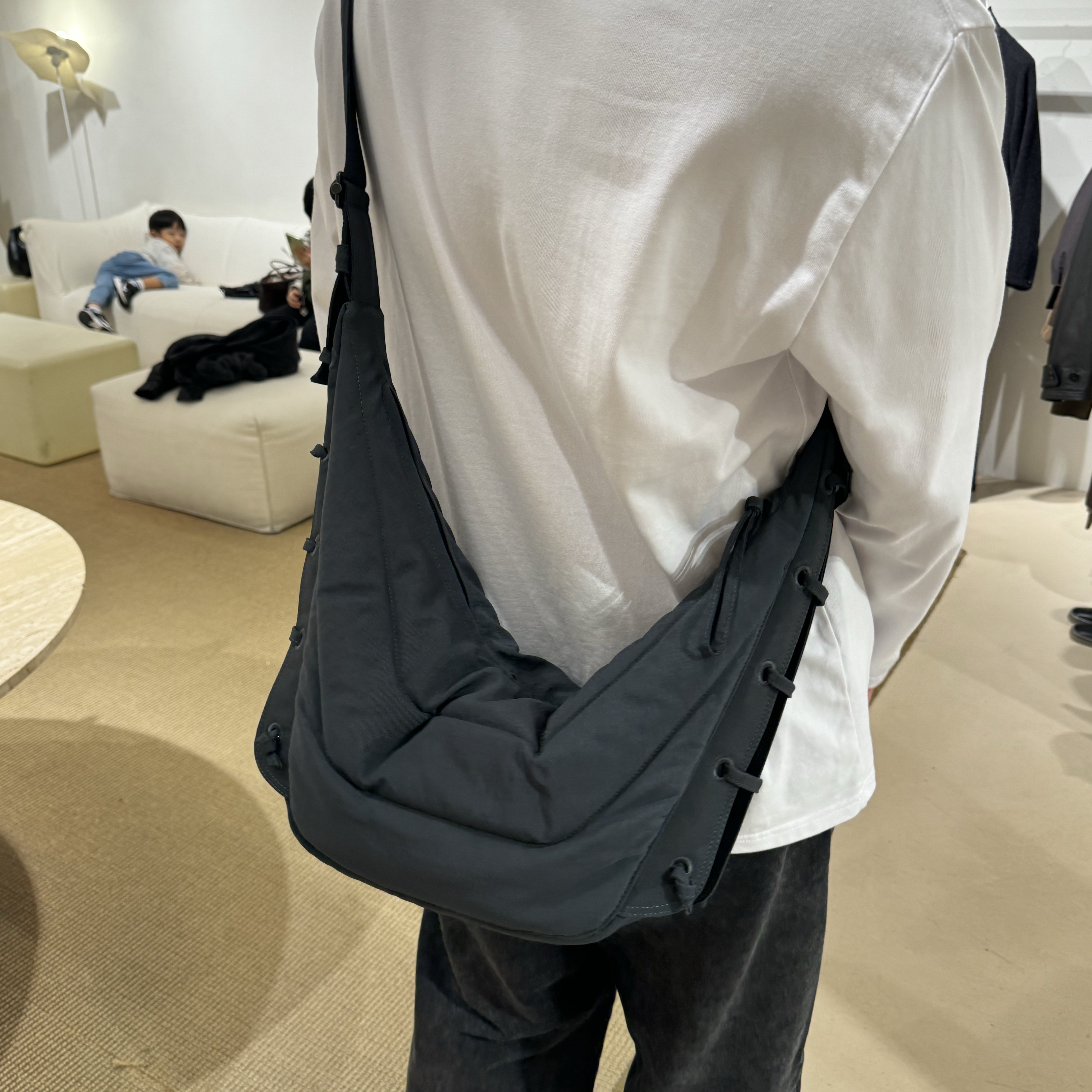 Lemaire Medium Soft Game Bag Nylon Canvas Asphalt 착용 스타일