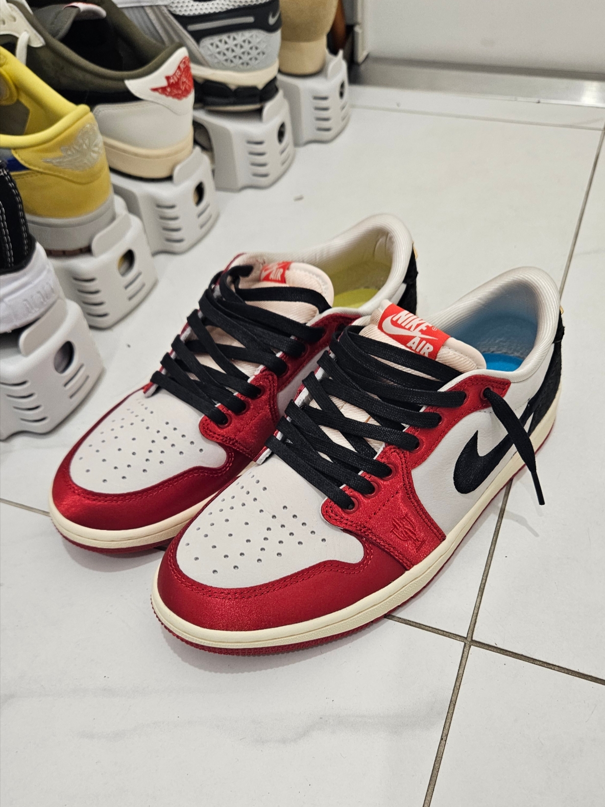 Jordan 1 x Trophy Room Retro Low OG SP Sail Varsity Red 착용 스타일