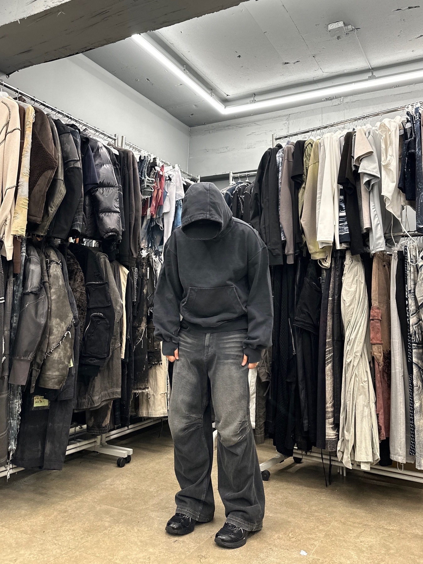 [KREAM 단독] BLR Vintage Garment Dyeing Hoodie Black, [KREAM 단독] BLR Double Trident Washing Wide Denim Pants Black 착용 스타일