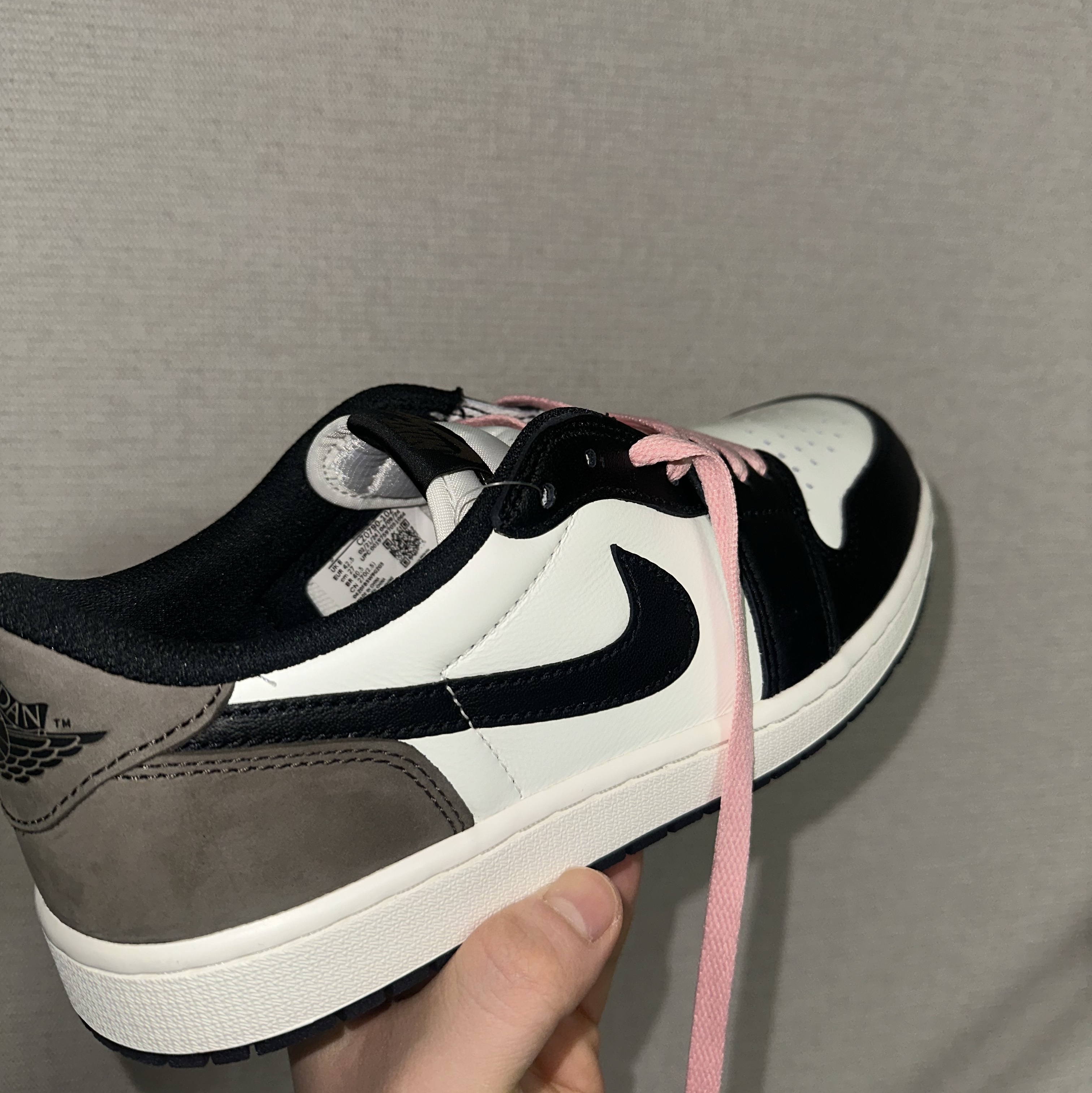 Jordan 1 Retro Low OG Mocha 착용 스타일 - 5