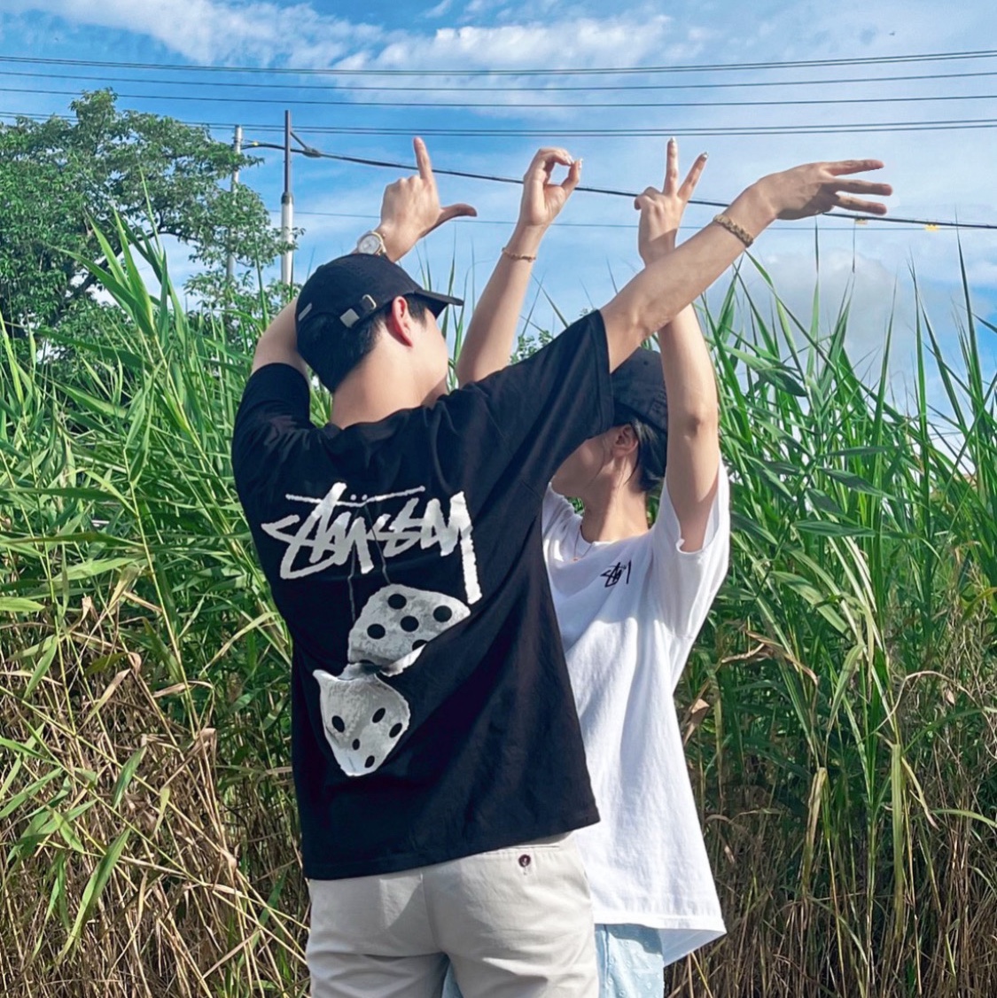 Stussy Fuzzy Dice T-Shirt Black, Stussy Fuzzy Dice T-Shirt White 착용 스타일