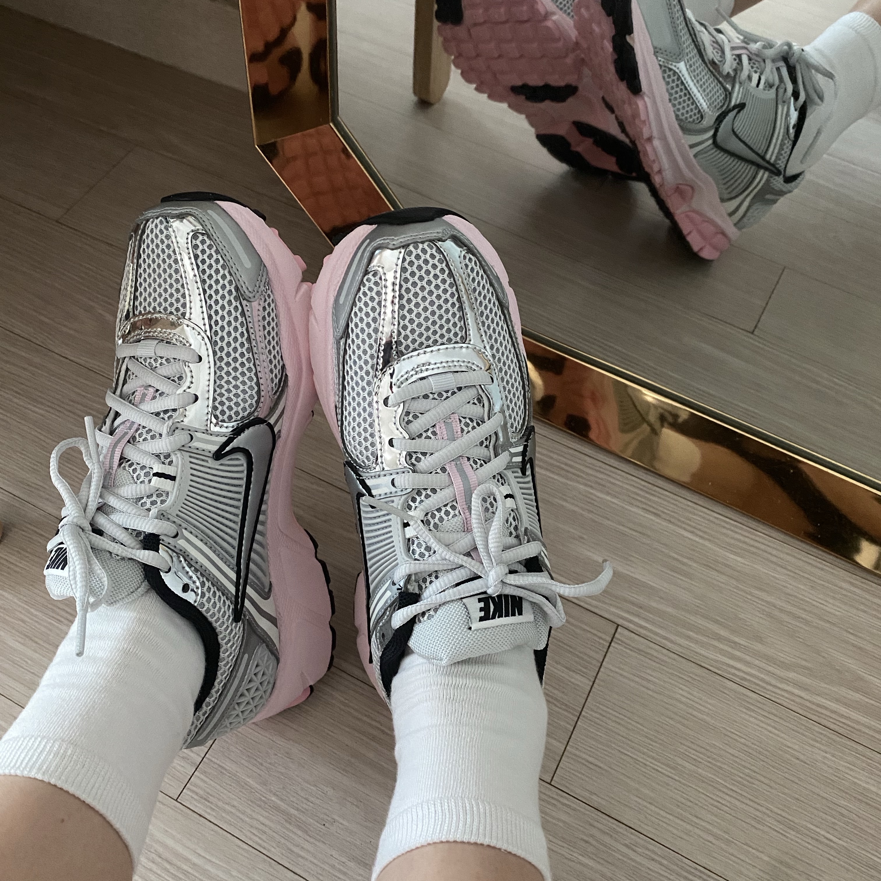 (W) Nike Zoom Vomero 5 Photon Dust Pink Foam 착용 스타일