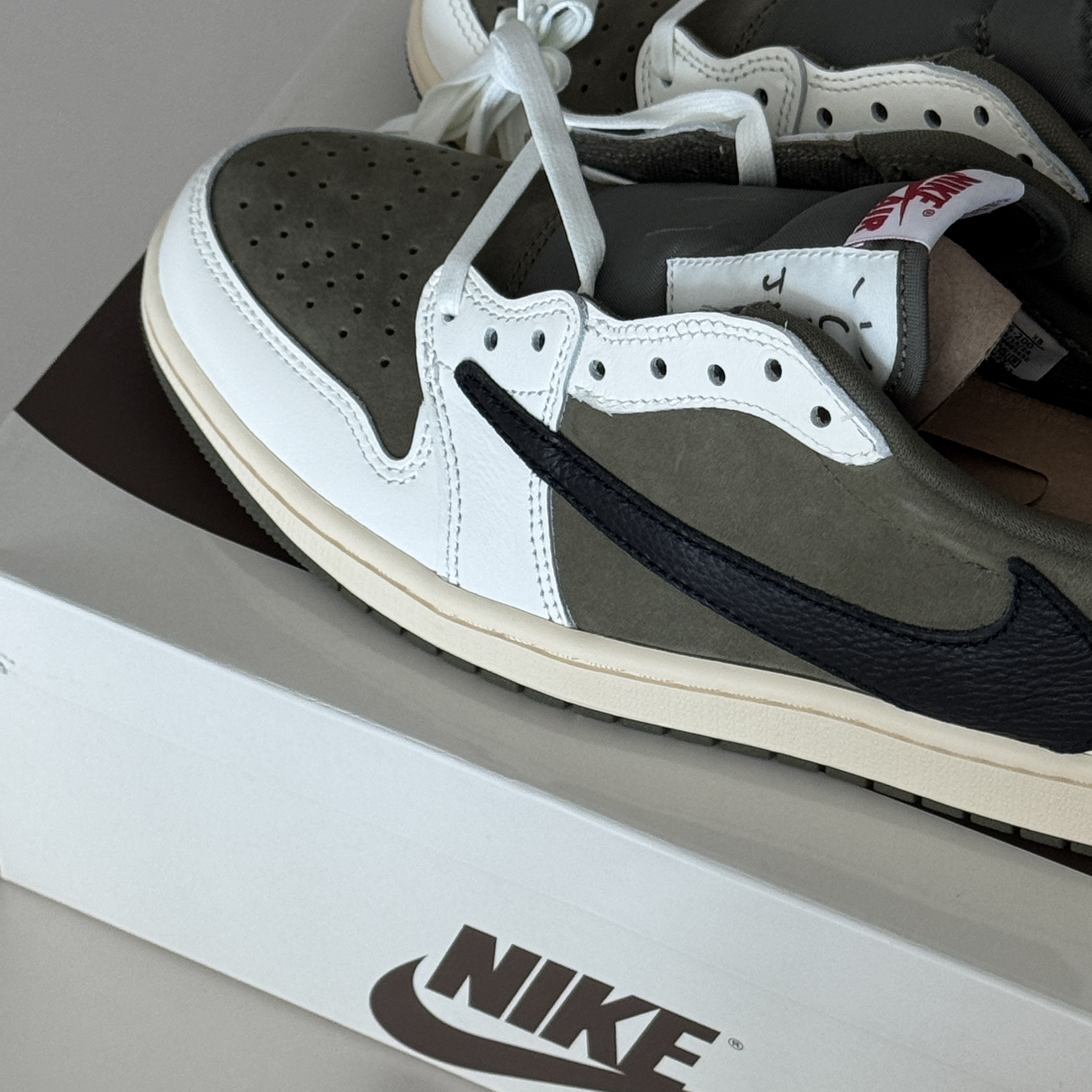 Jordan 1 x Travis Scott Retro Low OG SP Reverse Olive 착용 스타일