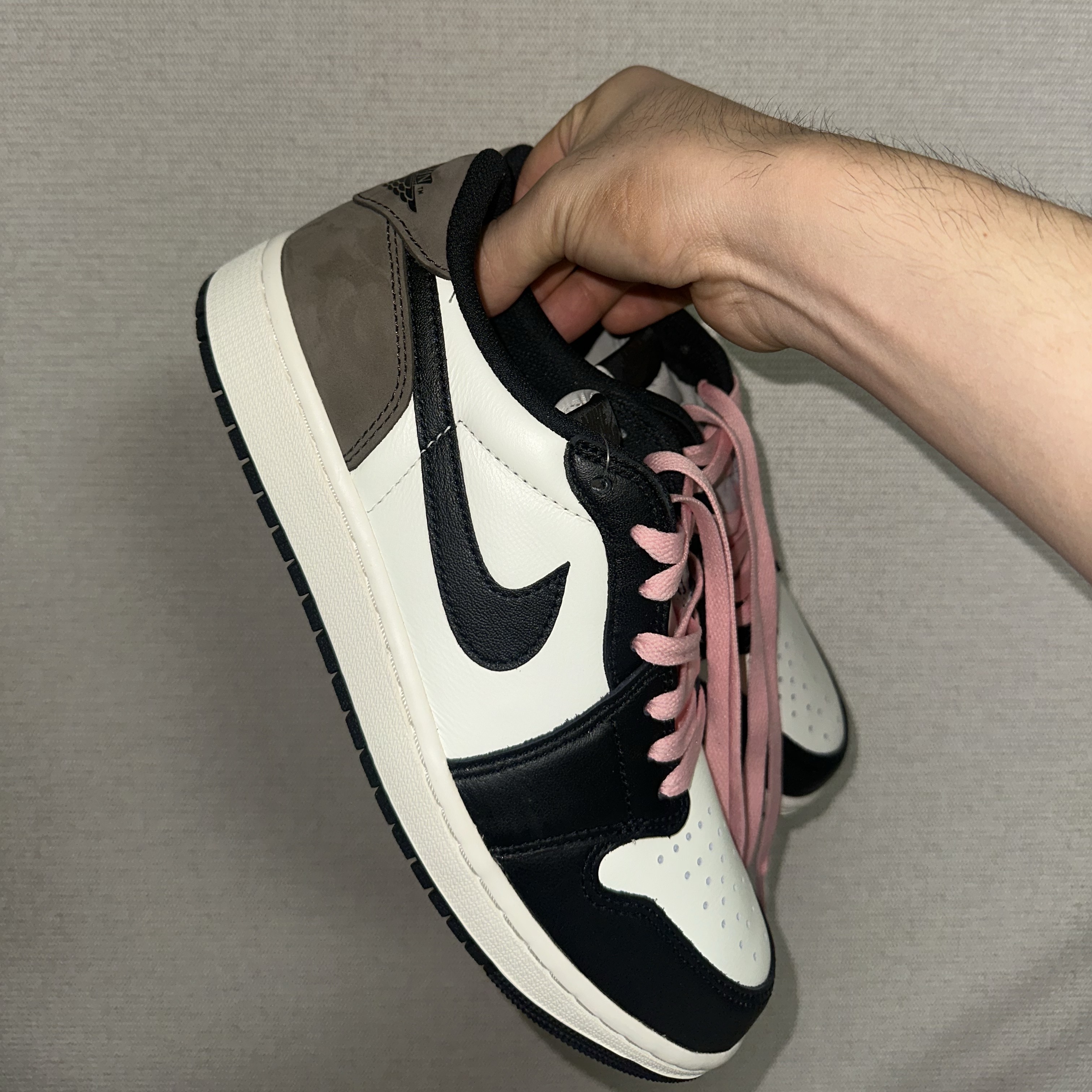 Jordan 1 Retro Low OG Mocha 착용 스타일 - 6