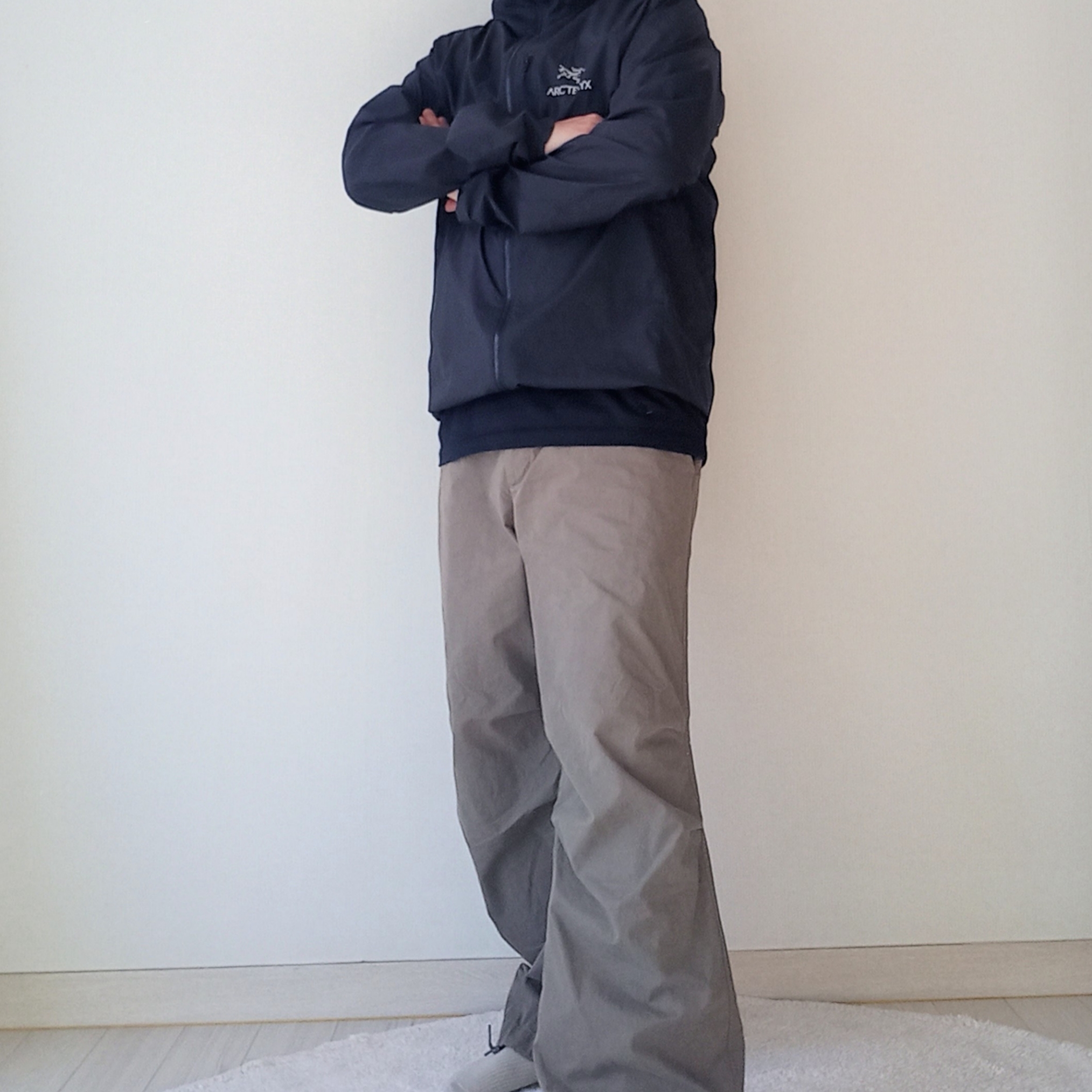 Arc'teryx Squamish Hoody Black, Arc'teryx Arc'word T-Shirt Black 착용 스타일 - 5