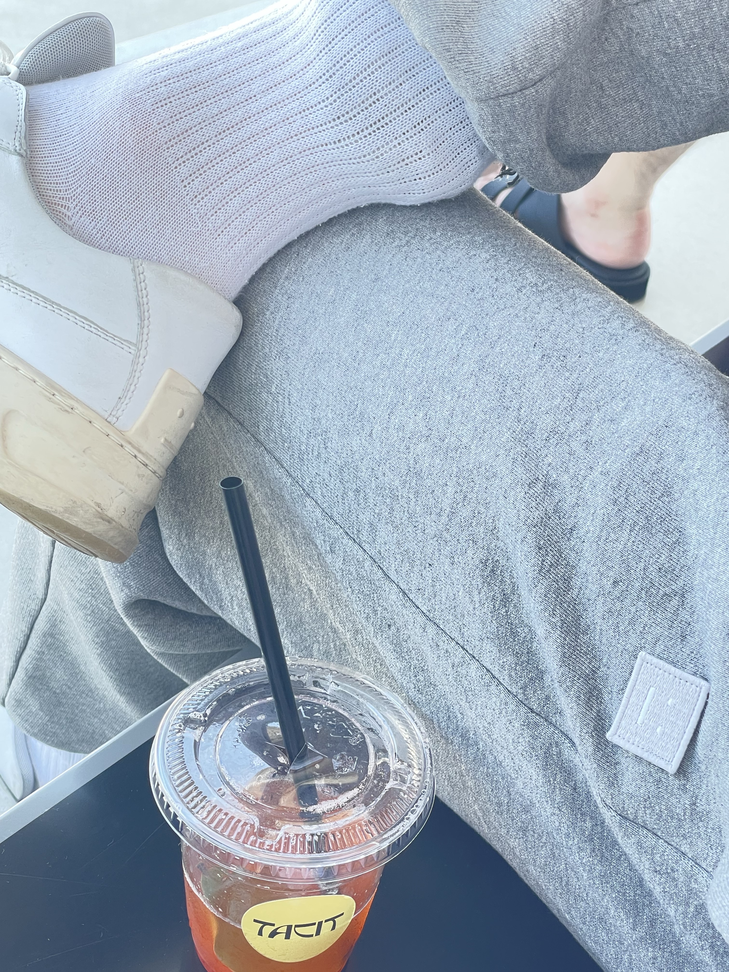 Acne Studios Cotton Sweatpants Light Grey Melange, Acne Studios Perey Lace Up Sneakers White 착용 스타일 - 1