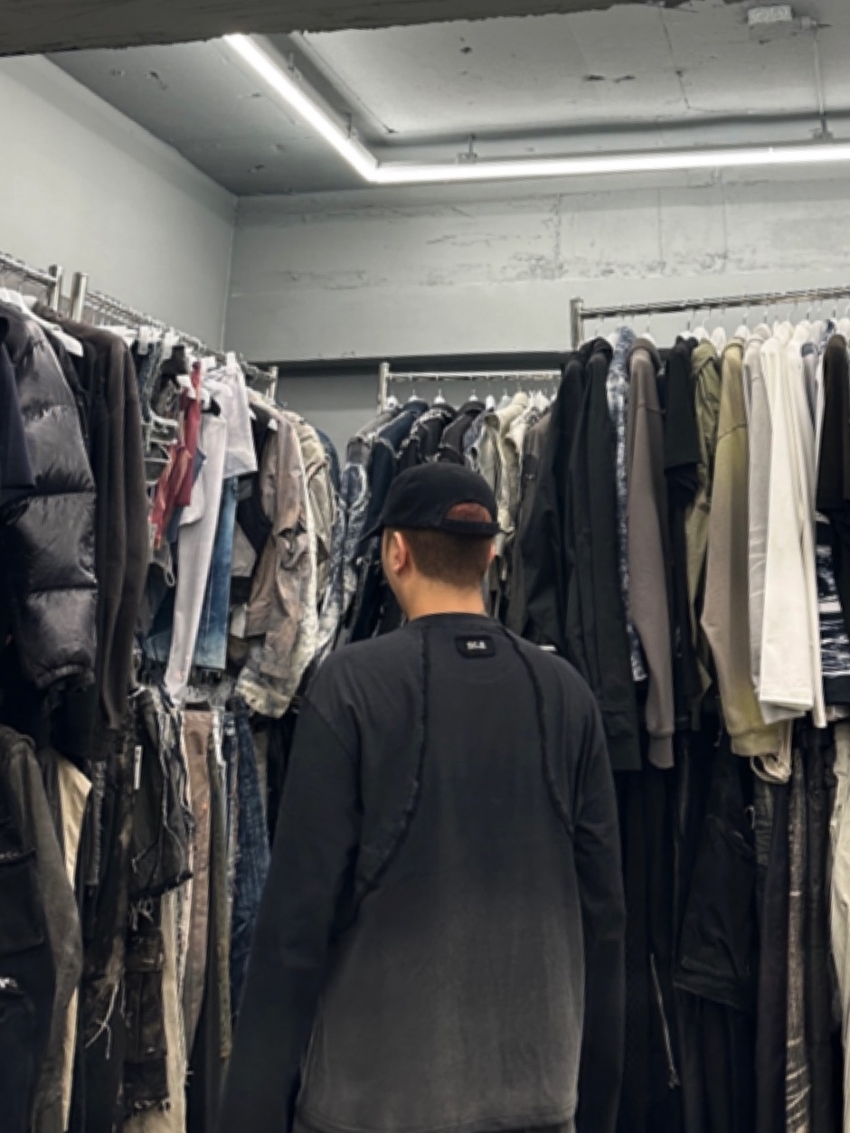 [KREAM 단독] BLR Destroyed Gradation Washing Long Sleeve Black 착용 스타일