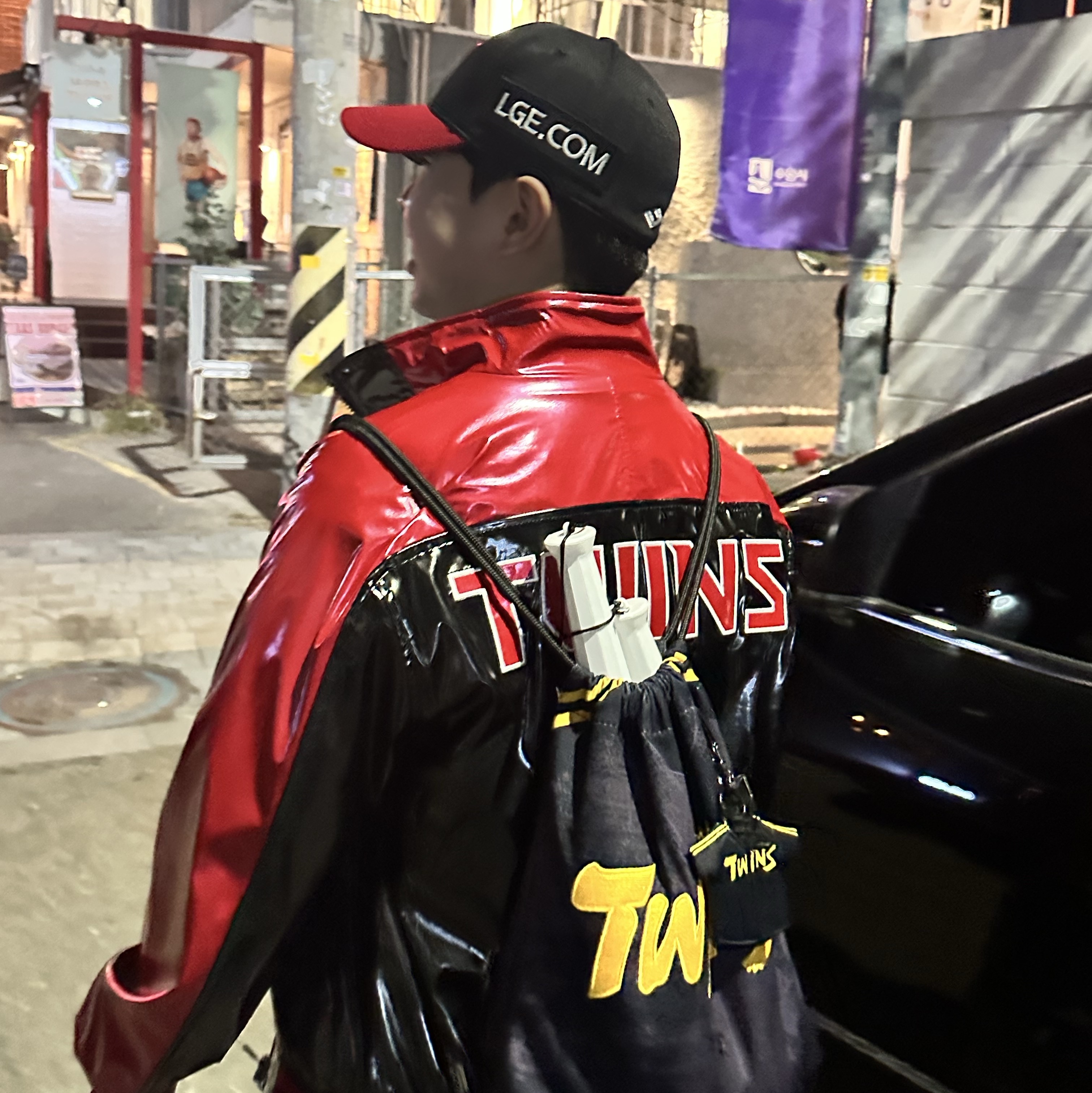 BDNS x LG TWINS Classic Logo Stripe Baseball Jersey White (Non Marking Ver.), BDNS x LG TWINS Road To Dynasty Muffler 착용 스타일 - 2