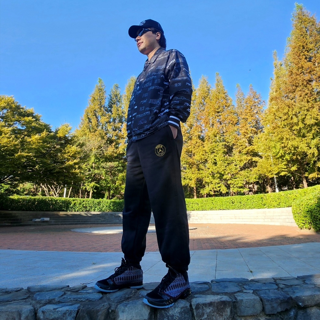 Jordan 23 Black Stealth, Chrome Hearts King Taco Foam Front Mesh Trucker Hat Black 착용 스타일