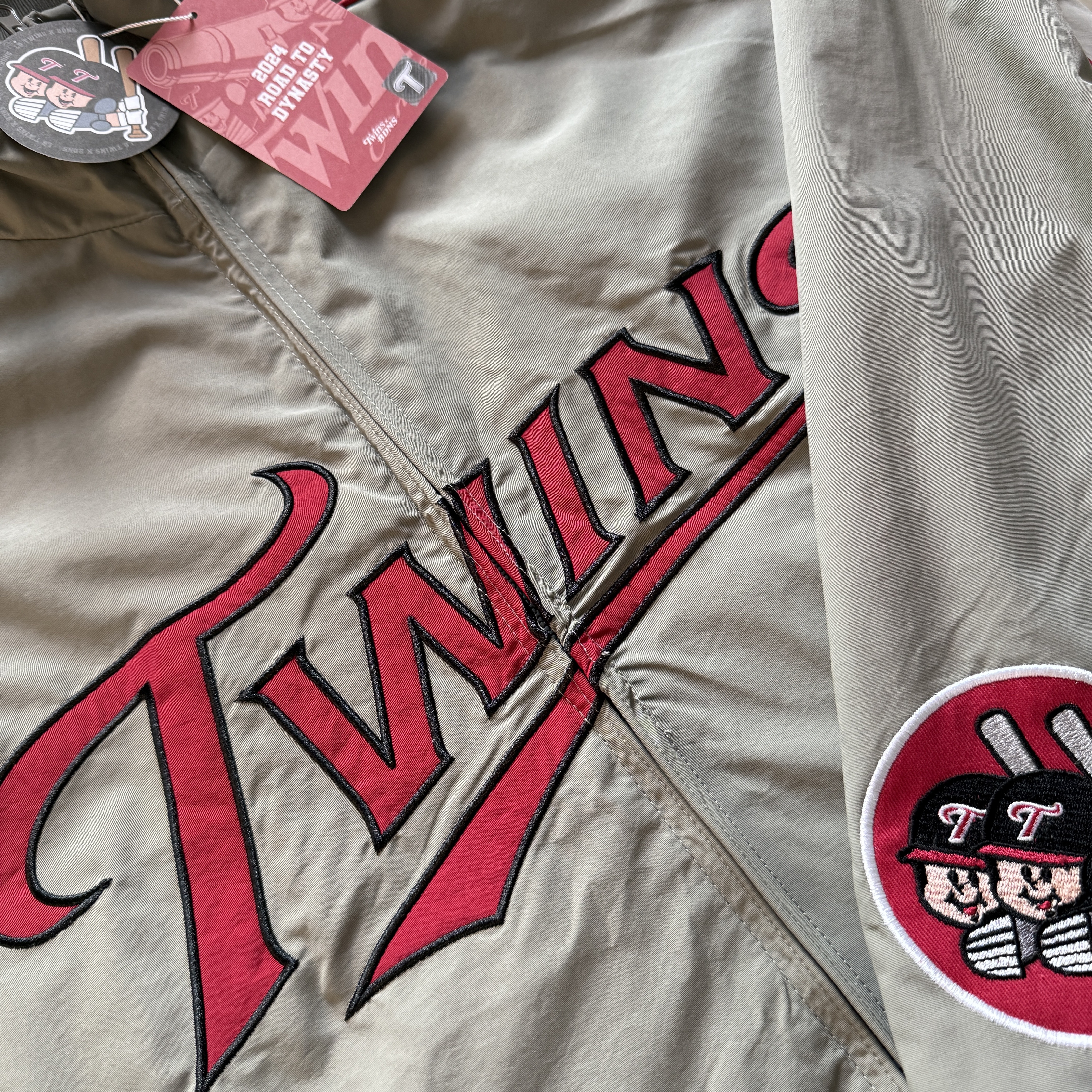 BDNS x LG TWINS Dugout Jacket Grey 착용 스타일