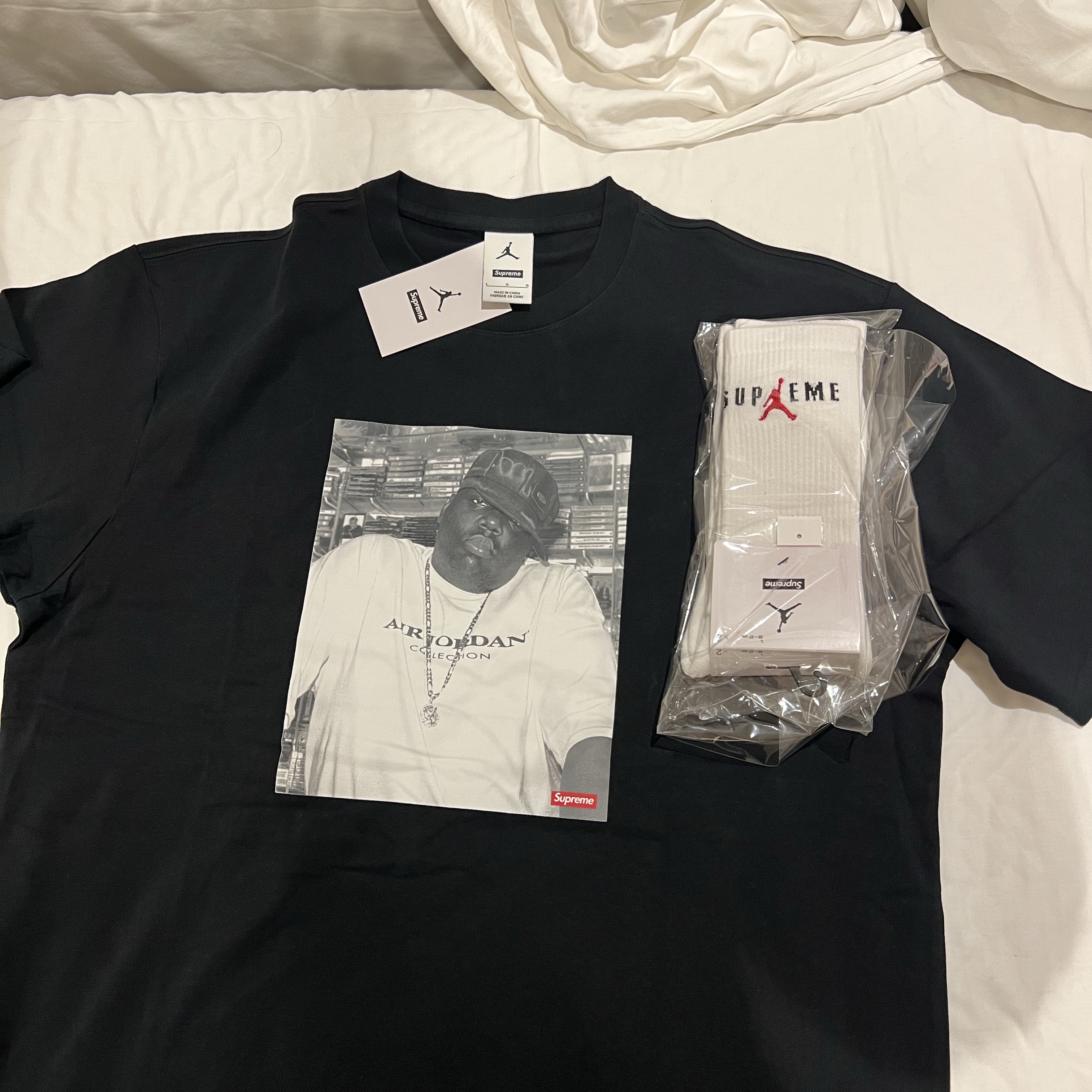 Supreme x Jordan Biggie S/S Top Black - 24FW, Supreme x Jordan Crew Socks White (2 Pack) - 24FW 착용 스타일