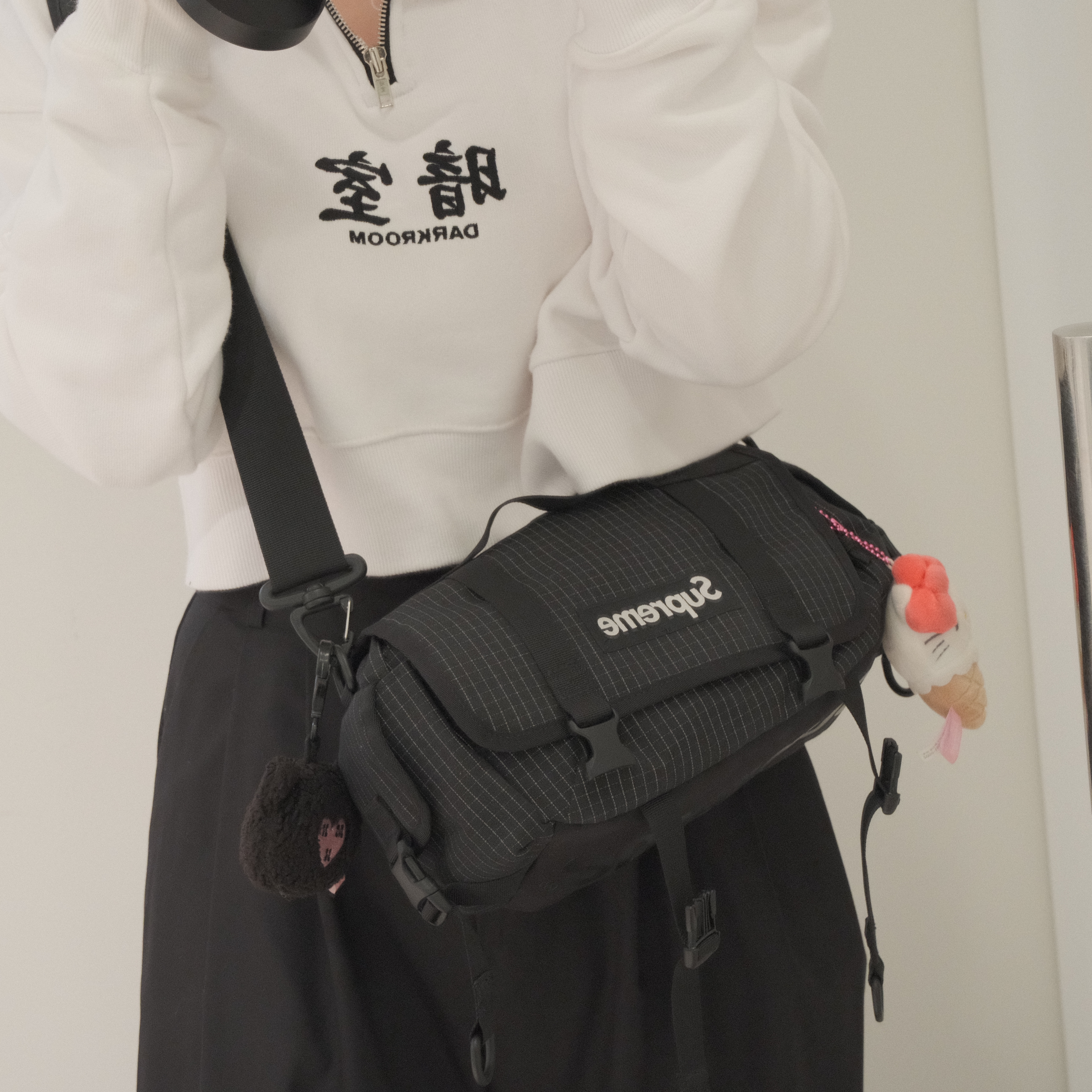 Supreme Mini Duffle Bag Black - 24SS 착용 스타일