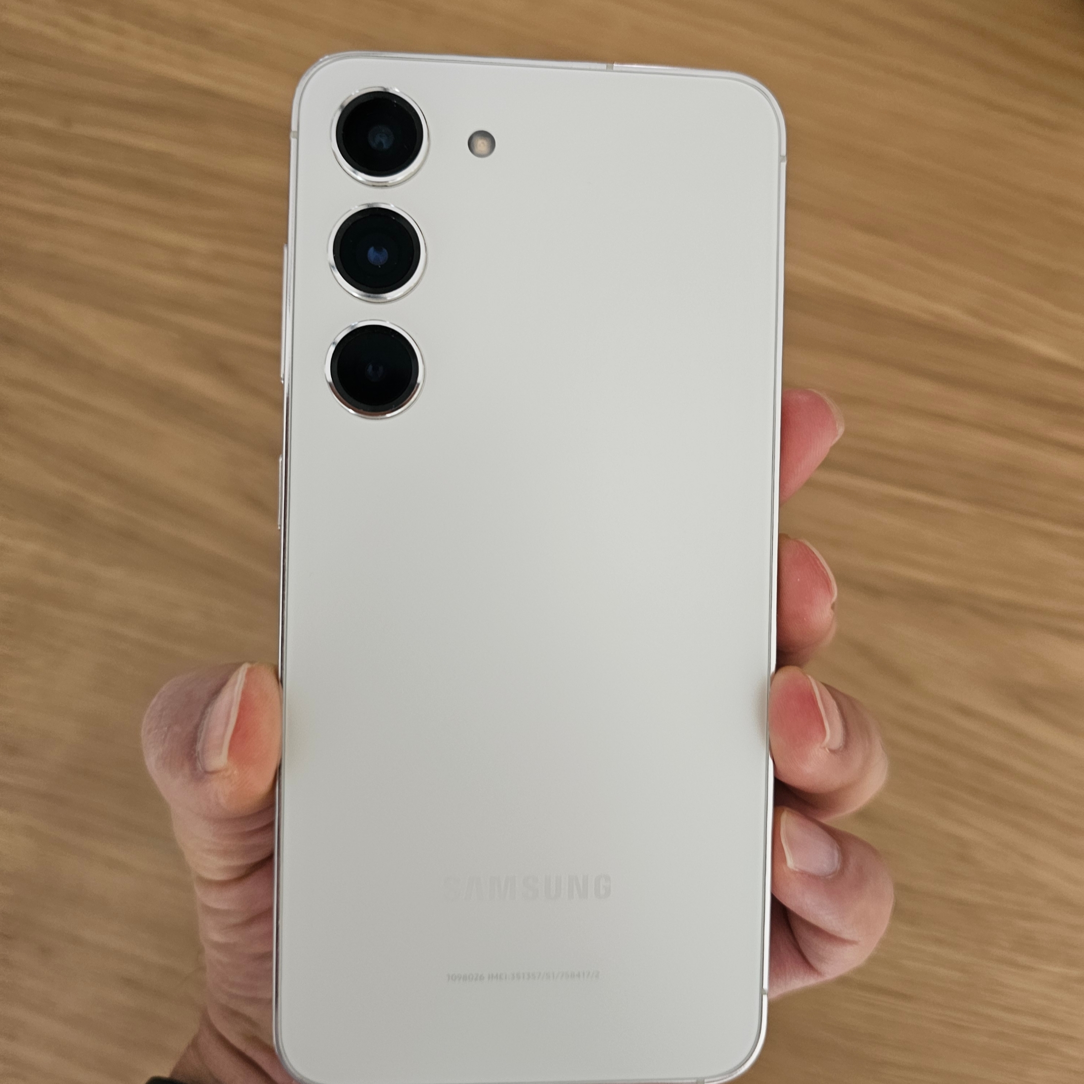 [S등급] Refurbished Galaxy S23 256GB Cream 착용 스타일 - 1