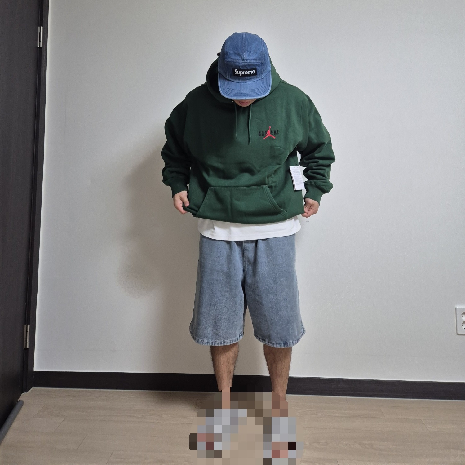 Supreme Washed Chino Twill Camp Cap Denim - 24FW, Supreme x Jordan Hooded Sweatshirt Green - 24FW 착용 스타일 - 1