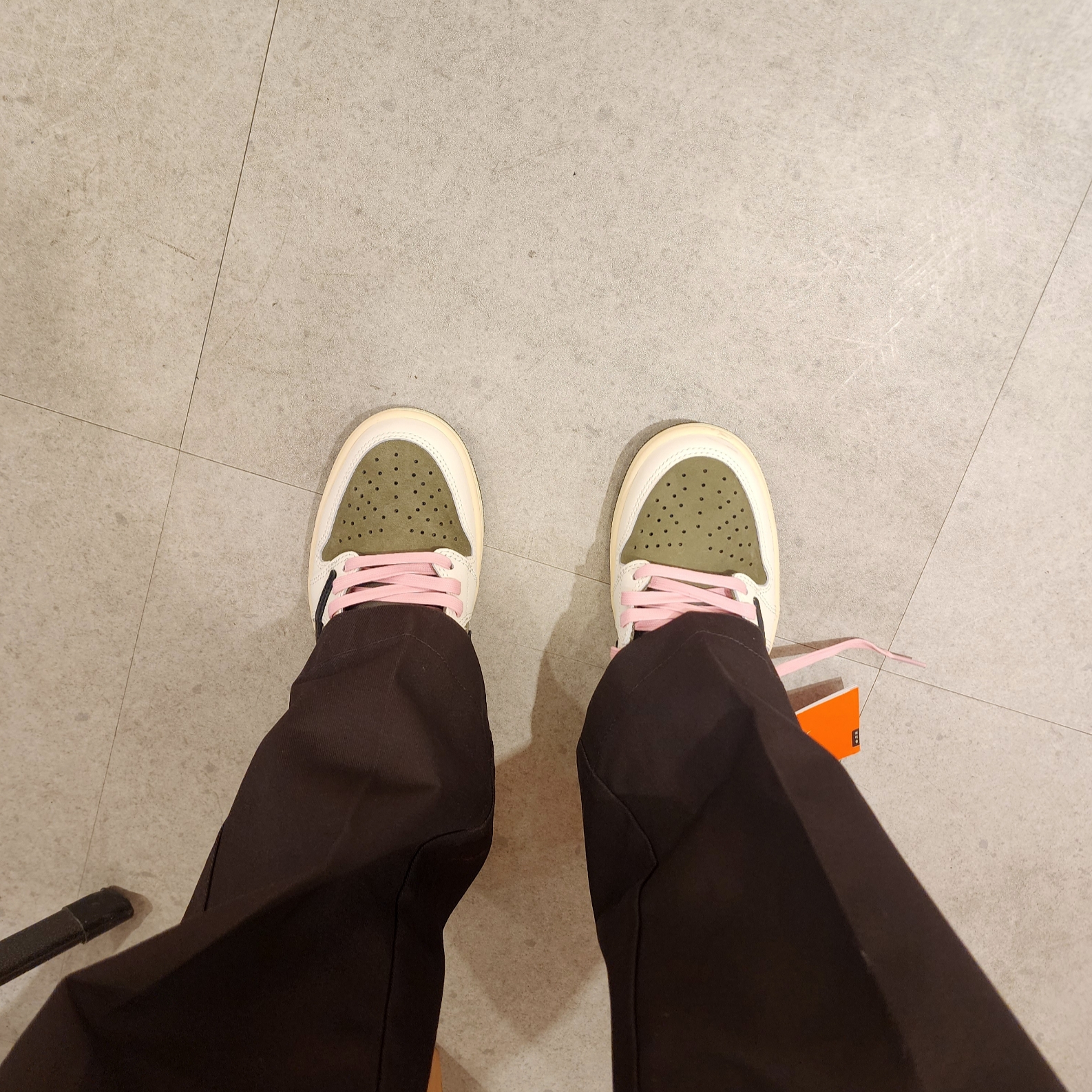 Jordan 1 x Travis Scott Retro Low OG SP Reverse Olive 착용 스타일 - 3