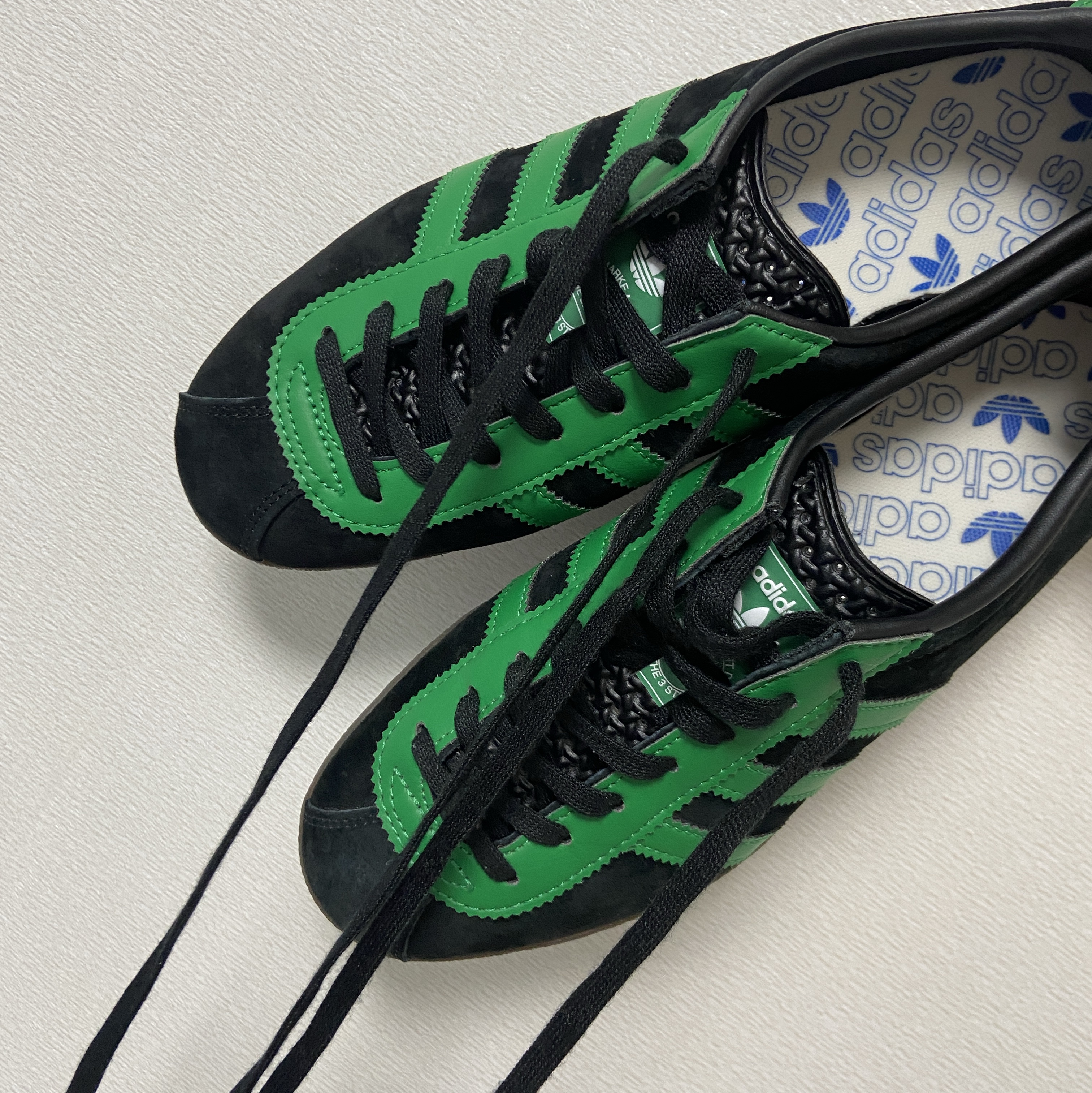 Adidas London Core Black Green 착용 스타일 - 1