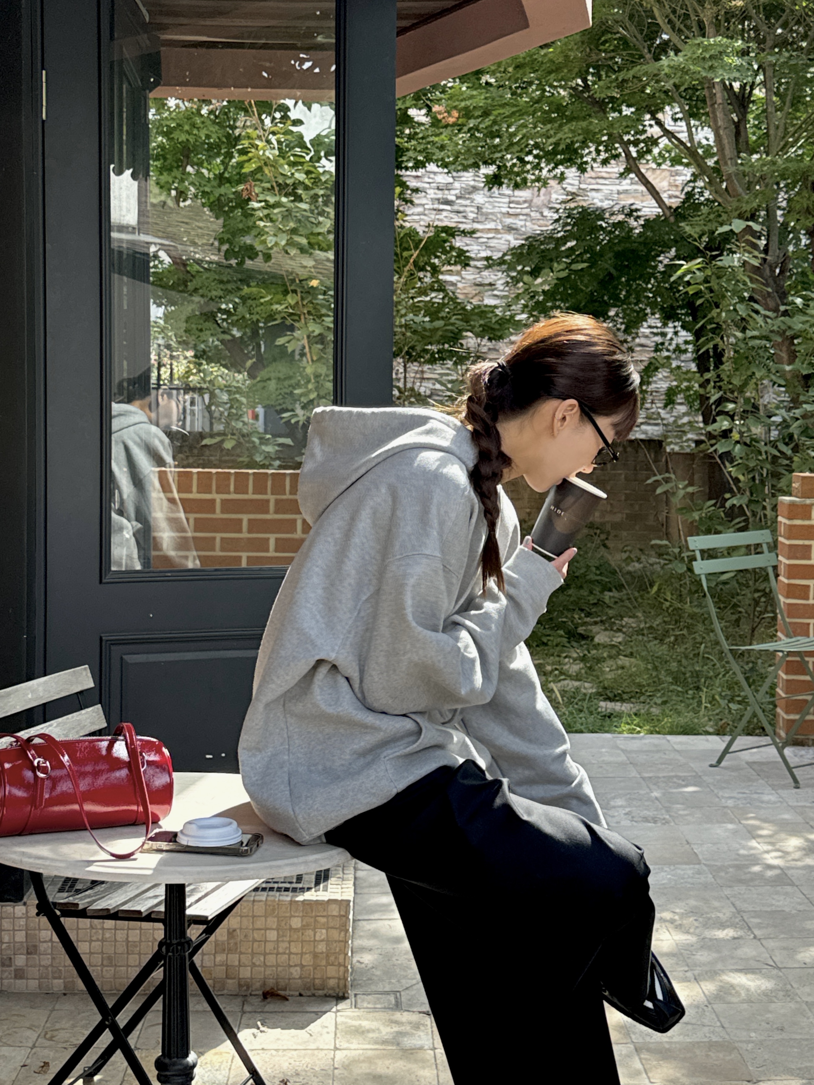 Nike x Martine Rose Shox MR4 Black, Carin Aino C2 Leopard 착용 스타일 - 3