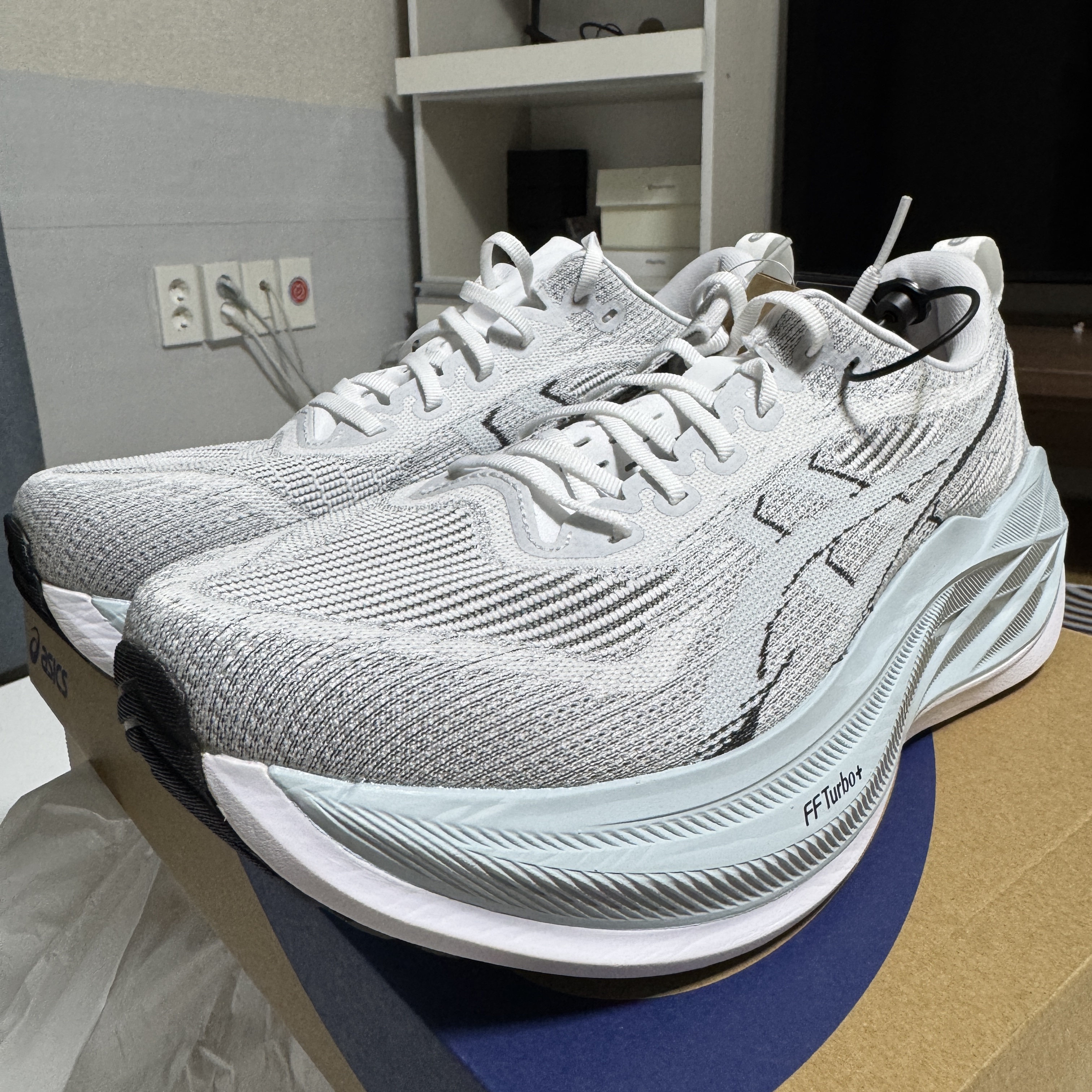 Asics Superblast 2 White Cool Grey 착용 스타일 - 3