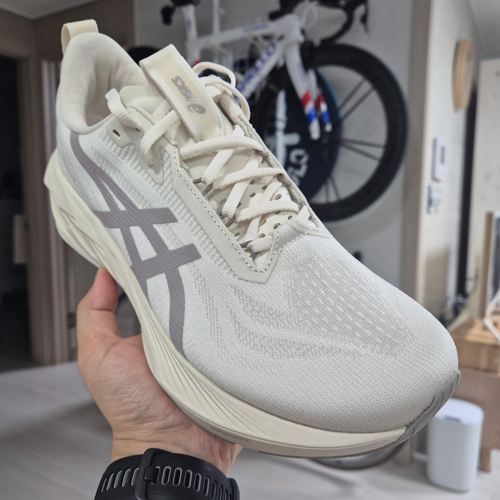 Asics Novablast 4 LE Birch Moonrock 착용 스타일 - 1