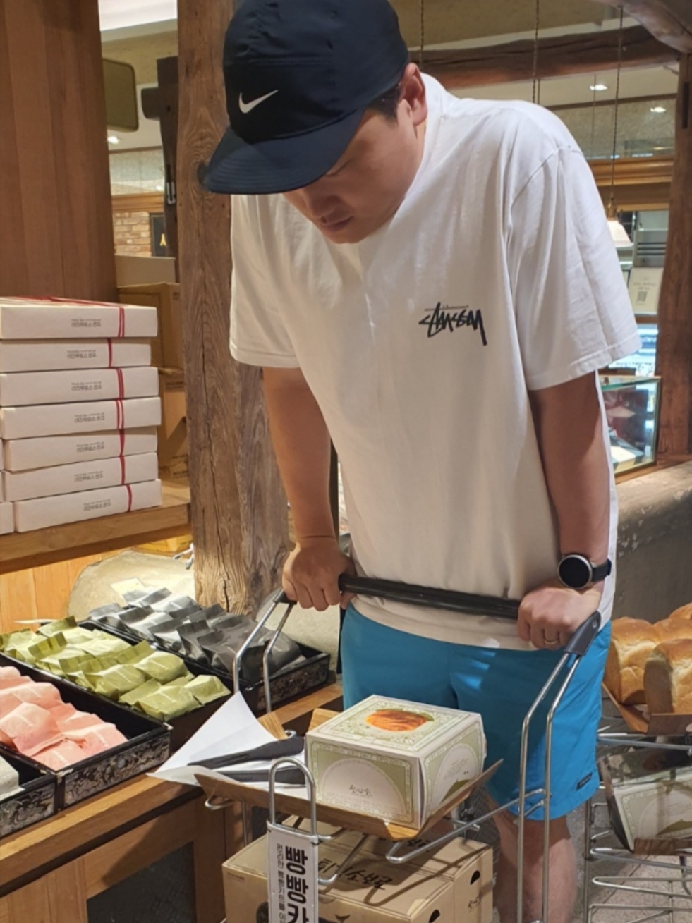 Stussy Basic Stussy T-Shirt White 2024, 2025, (W) Patagonia Baggies Shorts 5 Inch Lago Blue 착용 스타일