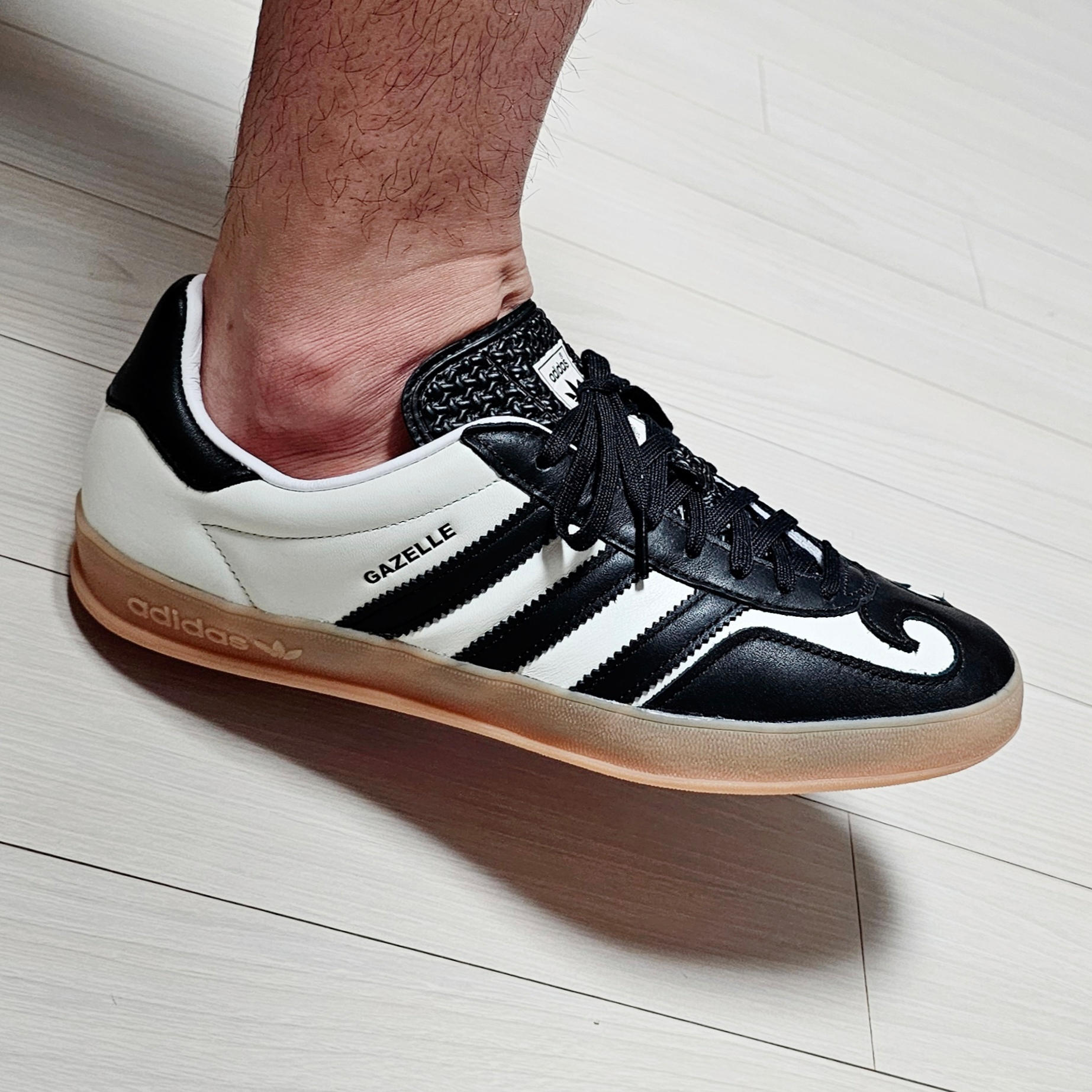 Adidas Gazelle Indoor Gatsin Cloud White Core White 착용 스타일 - 2