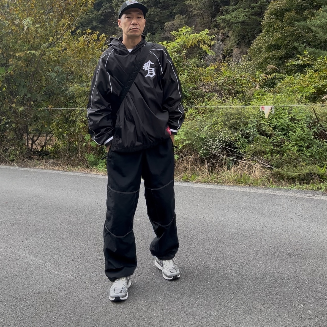 Supreme x Ducati 6-Panel Black - 24SS, Supreme Hooded Warm Up Pullover Black - 23FW 착용 스타일 - 3