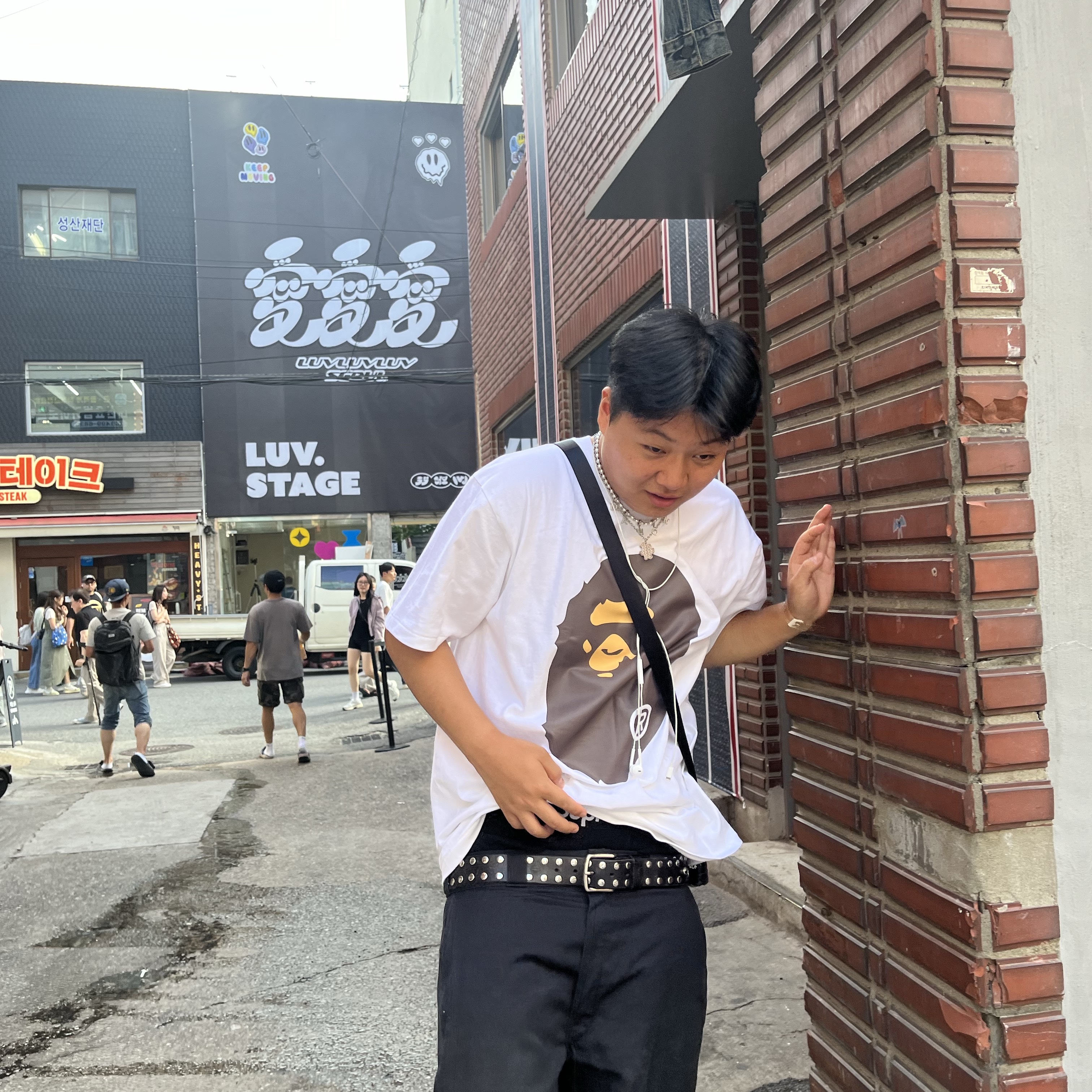 BAPE Big Ape Head T-Shirt White, Stussy 8 Ball Studded Belt Black 착용 스타일 - 2