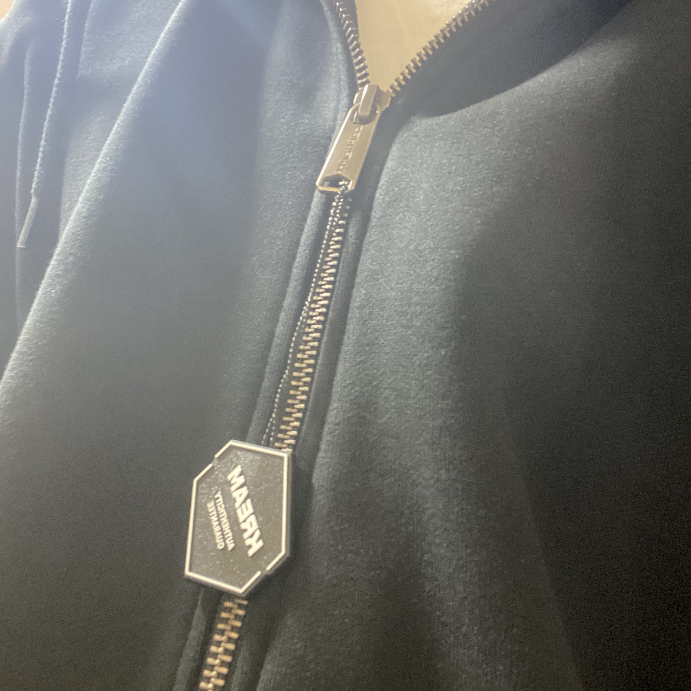 Carhartt Rain Defender Loose Fit Midweight Thermal-Lined Full-Zip Regular Sweatshirt Black 착용 스타일 - 2