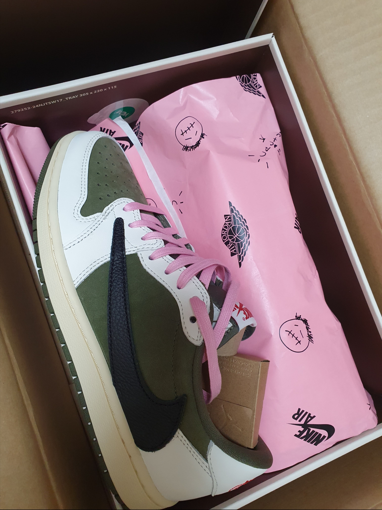 Jordan 1 x Travis Scott Retro Low OG SP Reverse Olive 착용 스타일 - 1