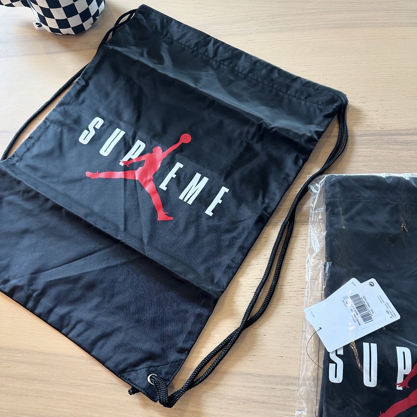 Supreme x Jordan Drawstring Bag Black - 24FW 착용 스타일
