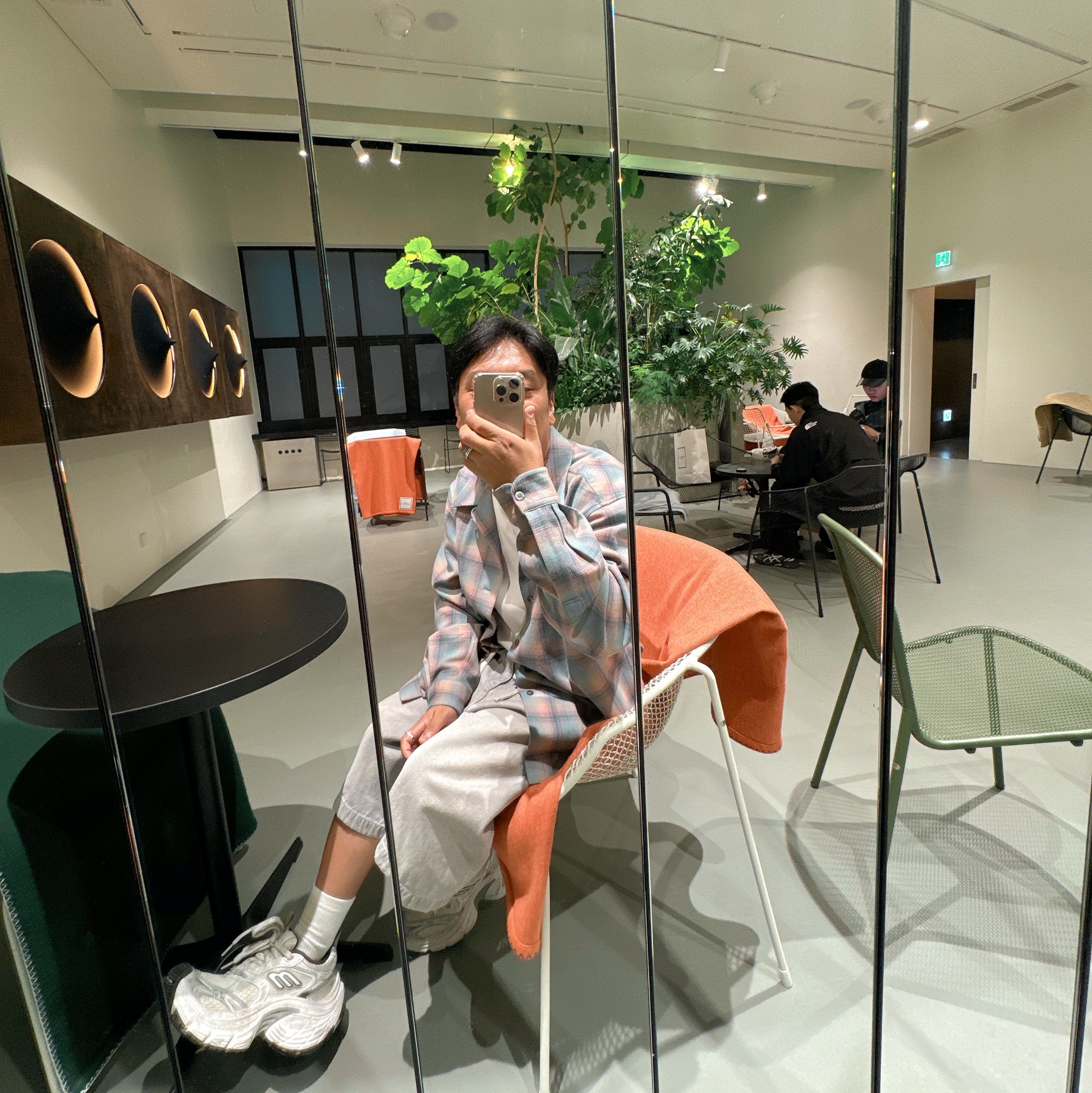 Maison Margiela Pendleton Oversized Shirt Pink, Balenciaga 10XL Sneakers White Grey Silver Black 착용 스타일