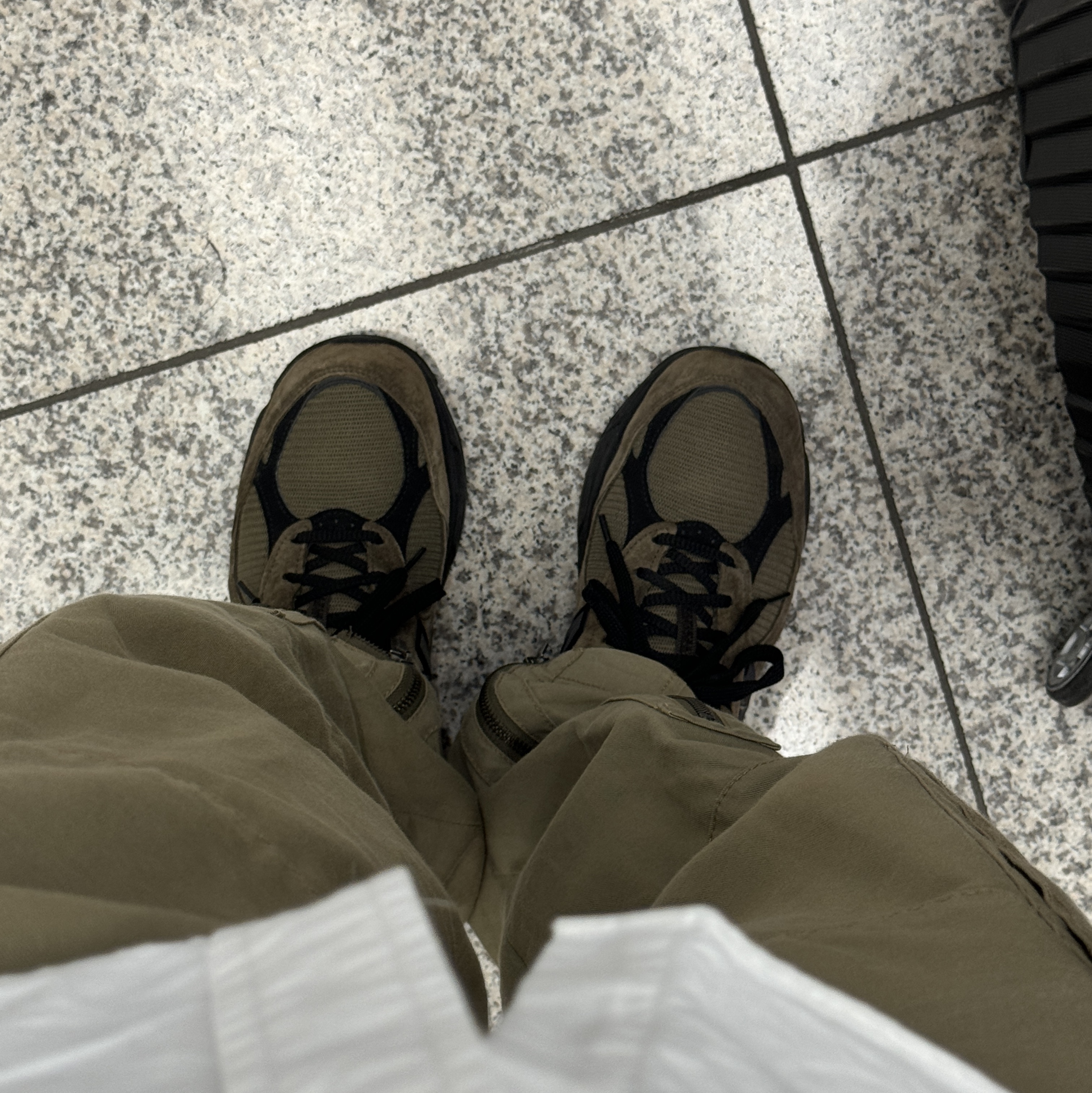 New Balance x JJJJound 990v3 Brown Black 착용 스타일