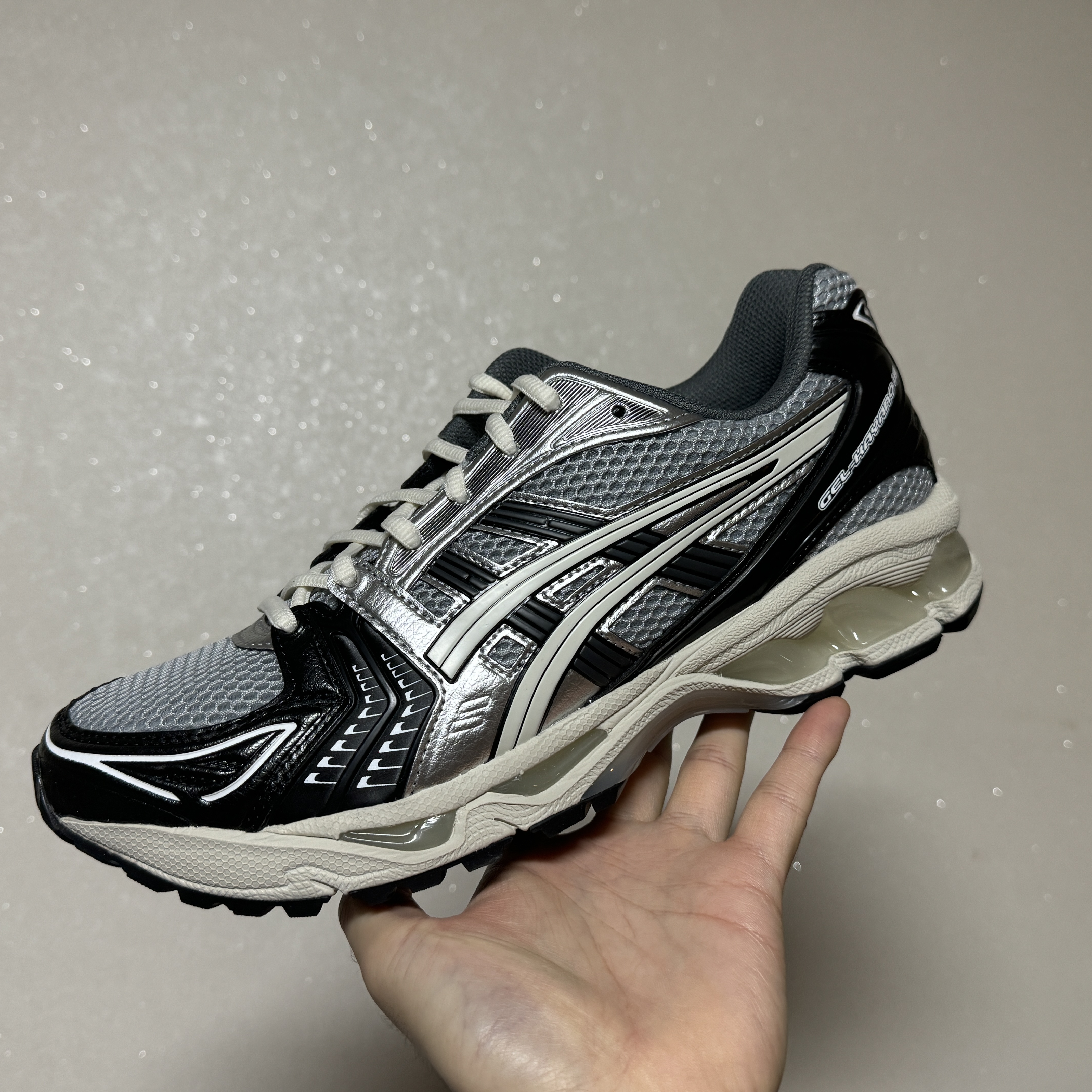 Asics Gel-Kayano 14 Black Glacier Grey 착용 스타일