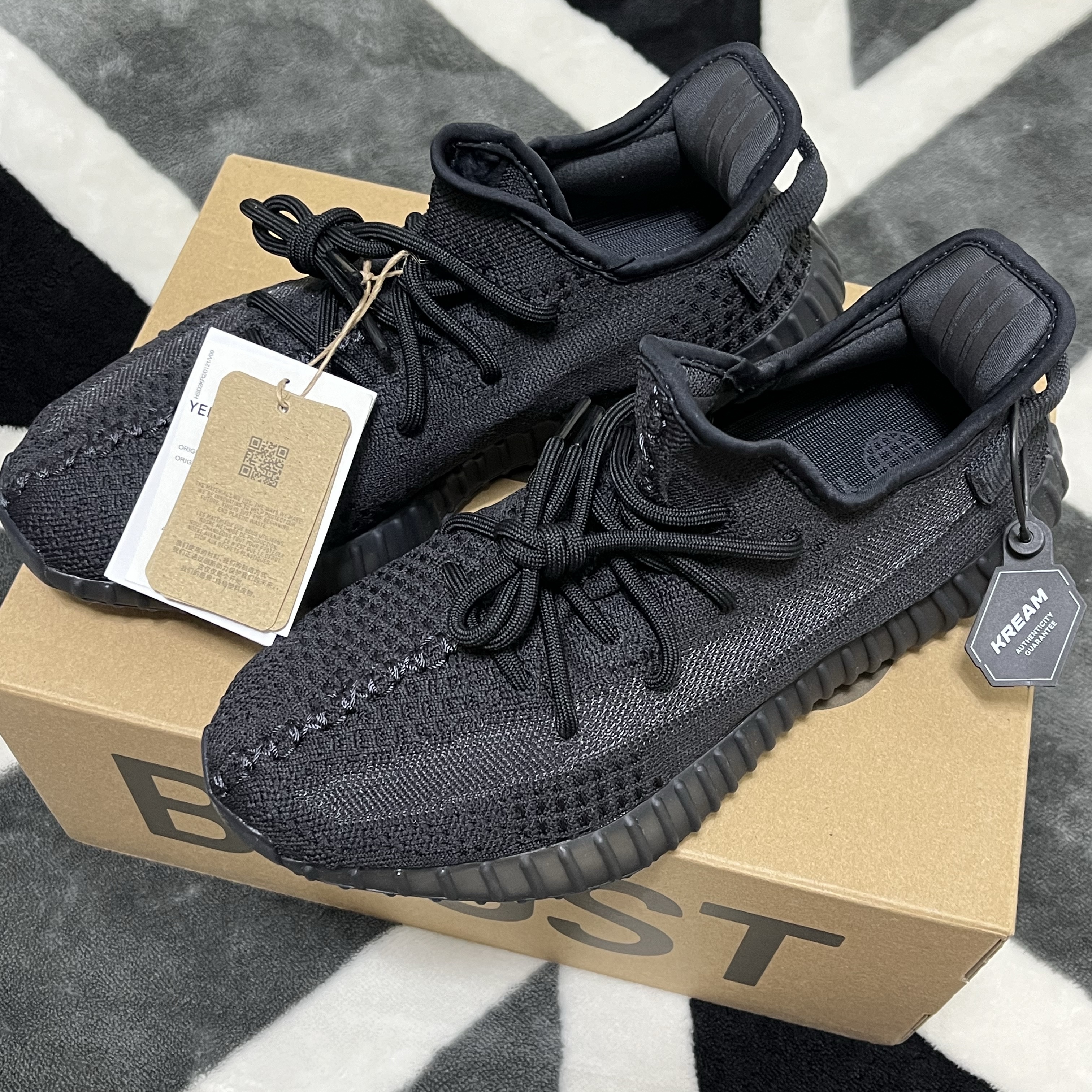 Adidas Yeezy Boost 350 V2 Onyx 착용 스타일