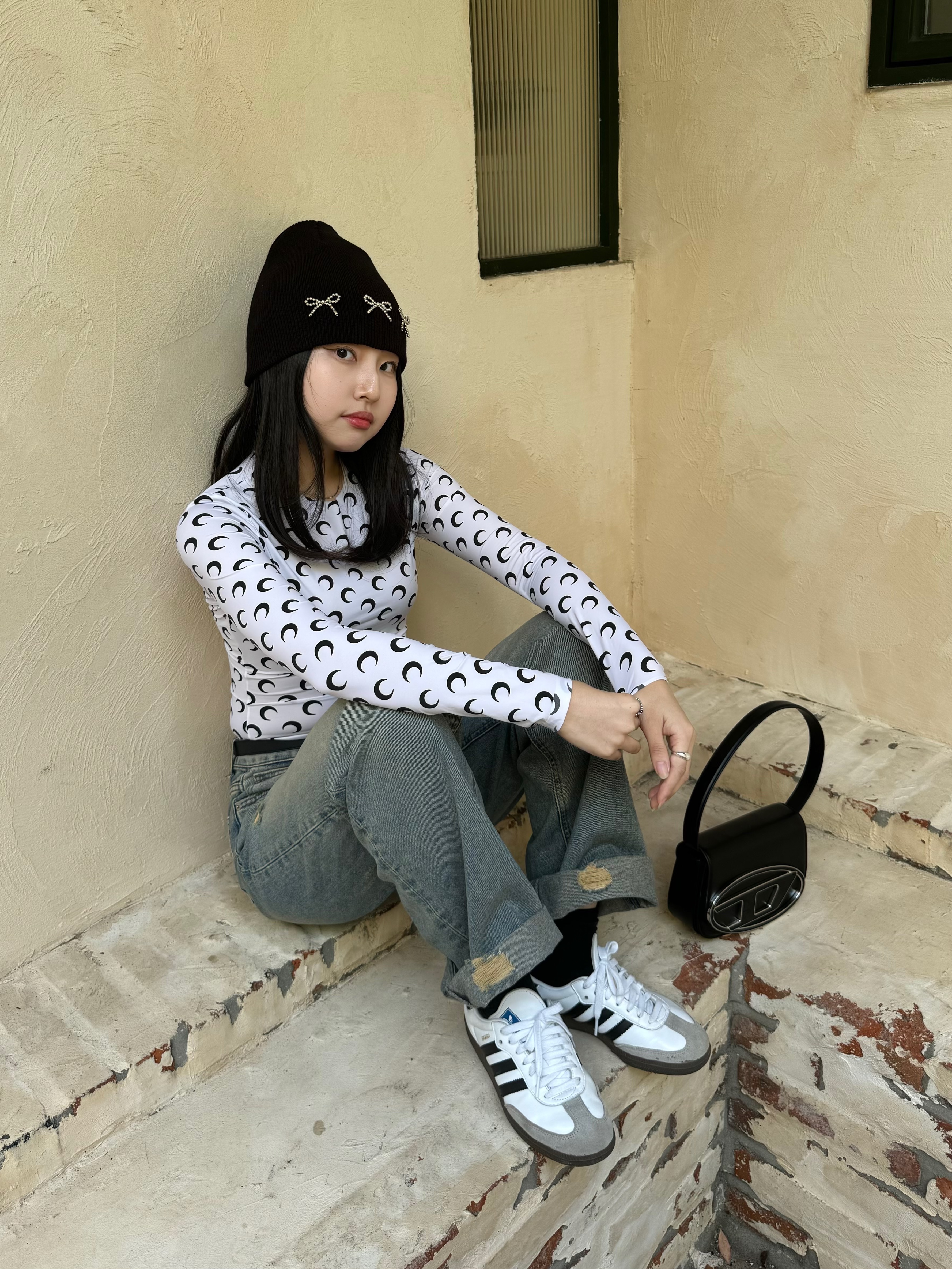 Diesel 1DR Shoulder Bag in Nappa Leather Black, (W) Marine Serre Regenerated Second Skin Top White Moon 착용 스타일 - 4