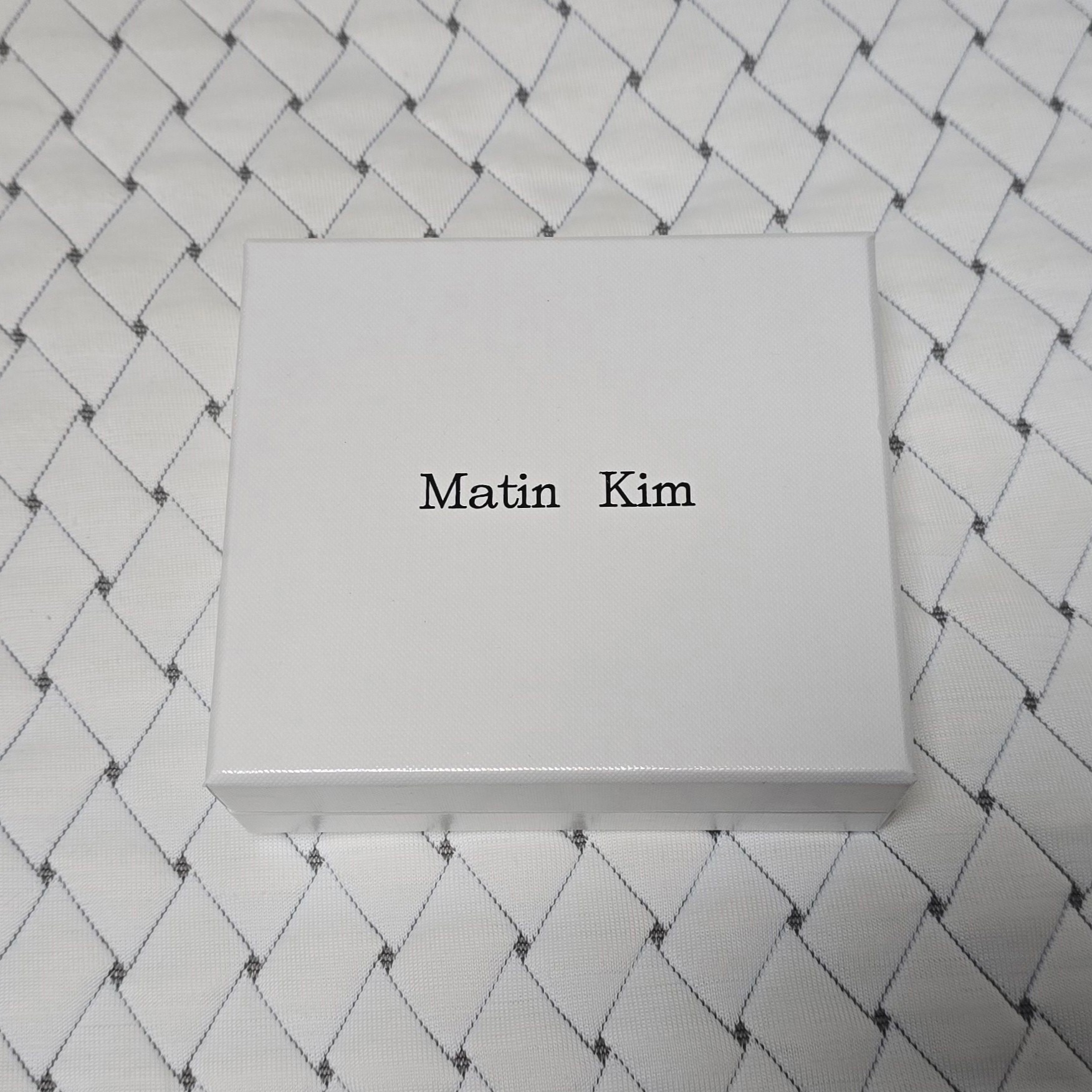 Matin Kim Accordion Wallet Black 착용 스타일 - 1
