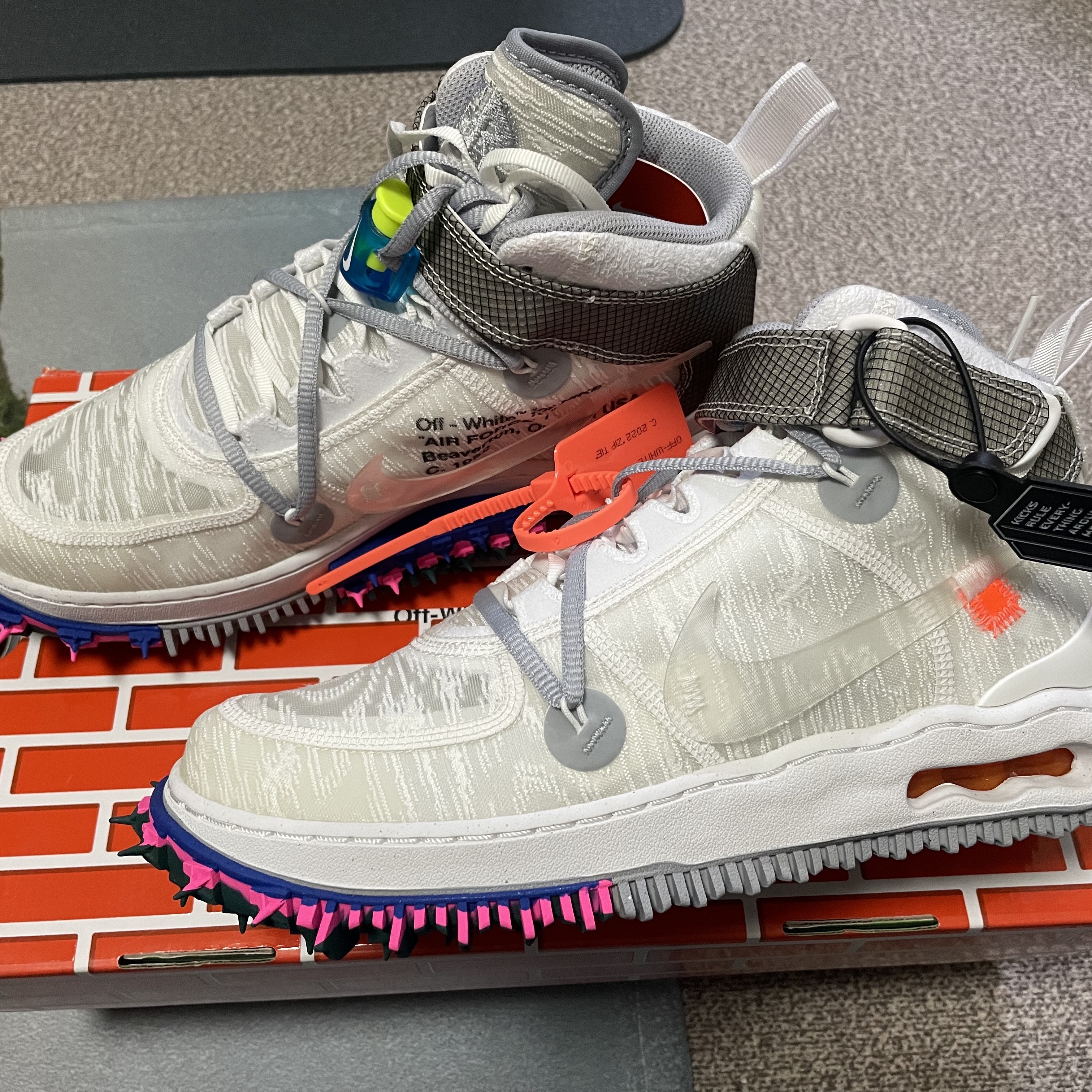 Nike x Off-White Air Force 1 Mid SP White 착용 스타일 - 2