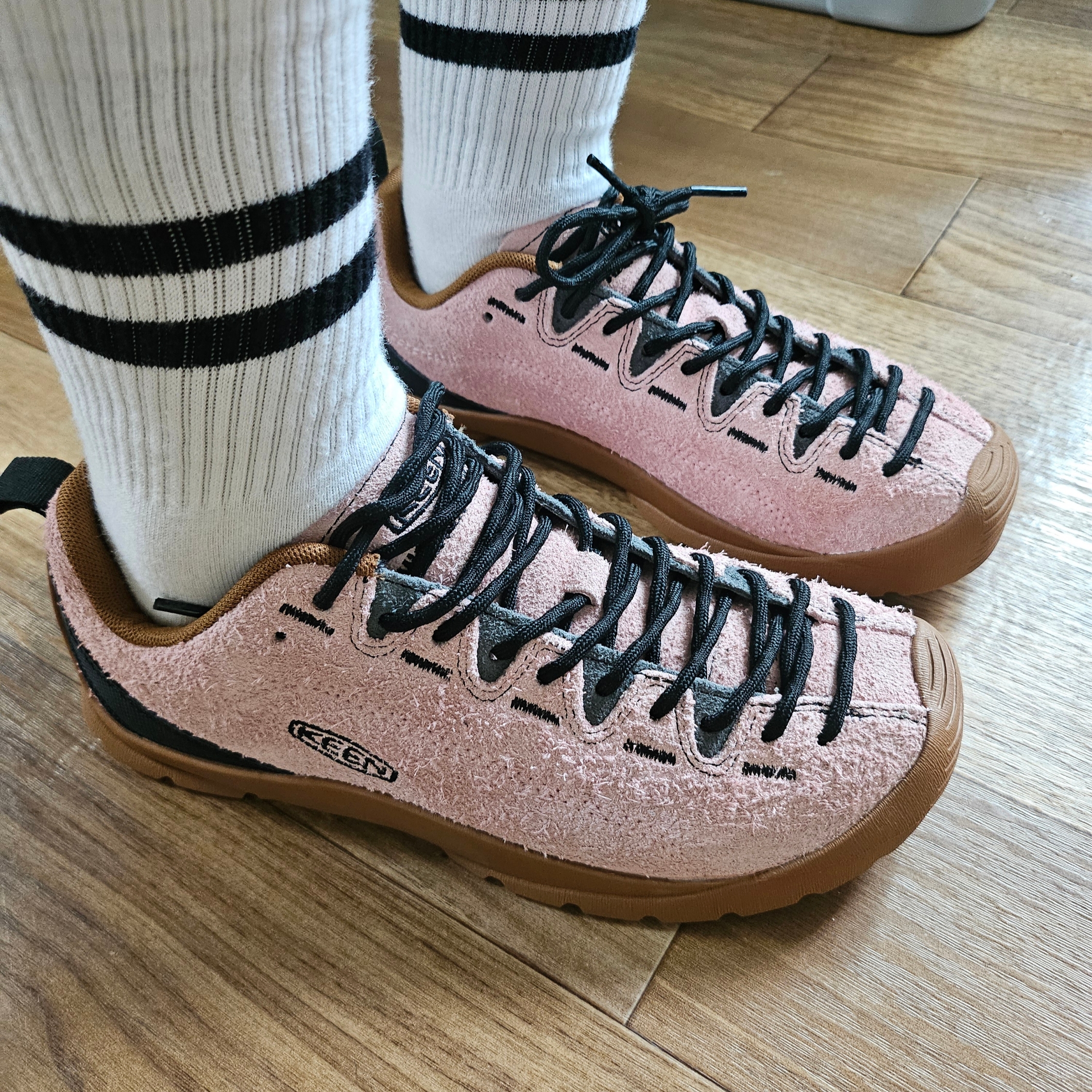 Keen X HIGHSNOBIETY Jasper Men Sneakers Pink/Gum 착용 스타일
