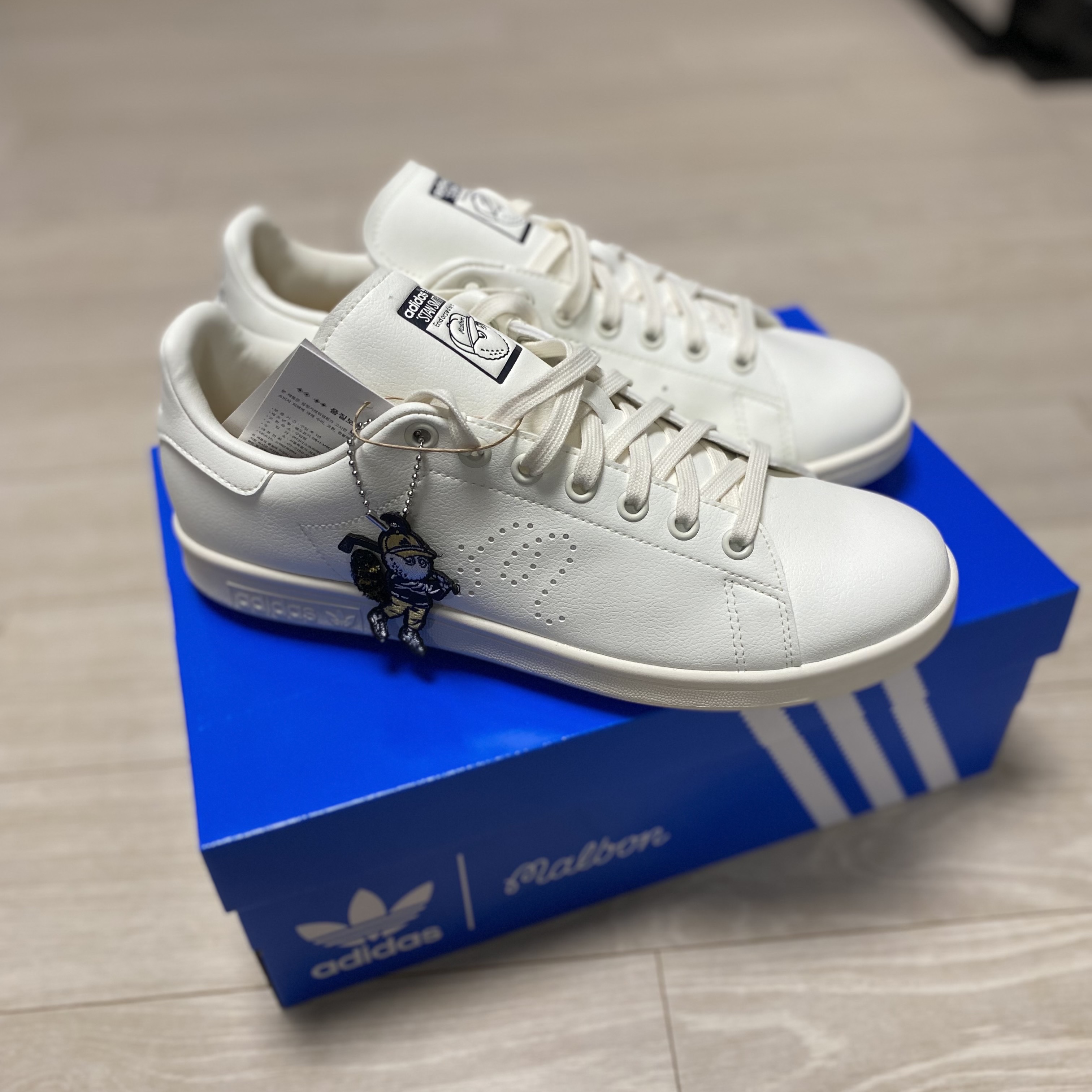 Adidas x Malbon Golf Stan Smith Spikeless Off White Collegiate Navy 착용 스타일