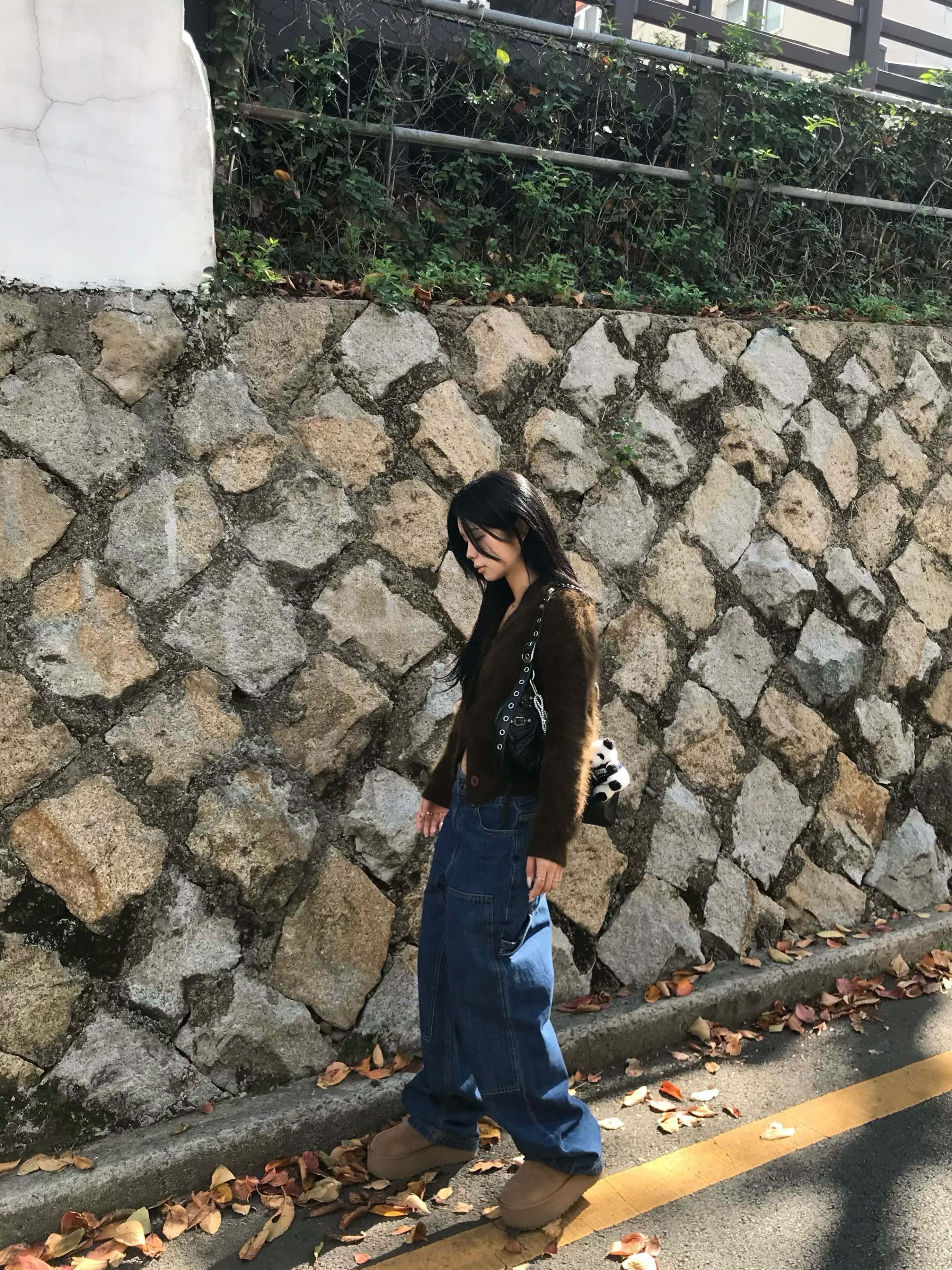 (W) UGG Classic Ultra Mini Platform Boots Chestnut, Balenciaga Arena Lambskin Le Cagole XS Shoulder Bag Black 착용 스타일 - 3