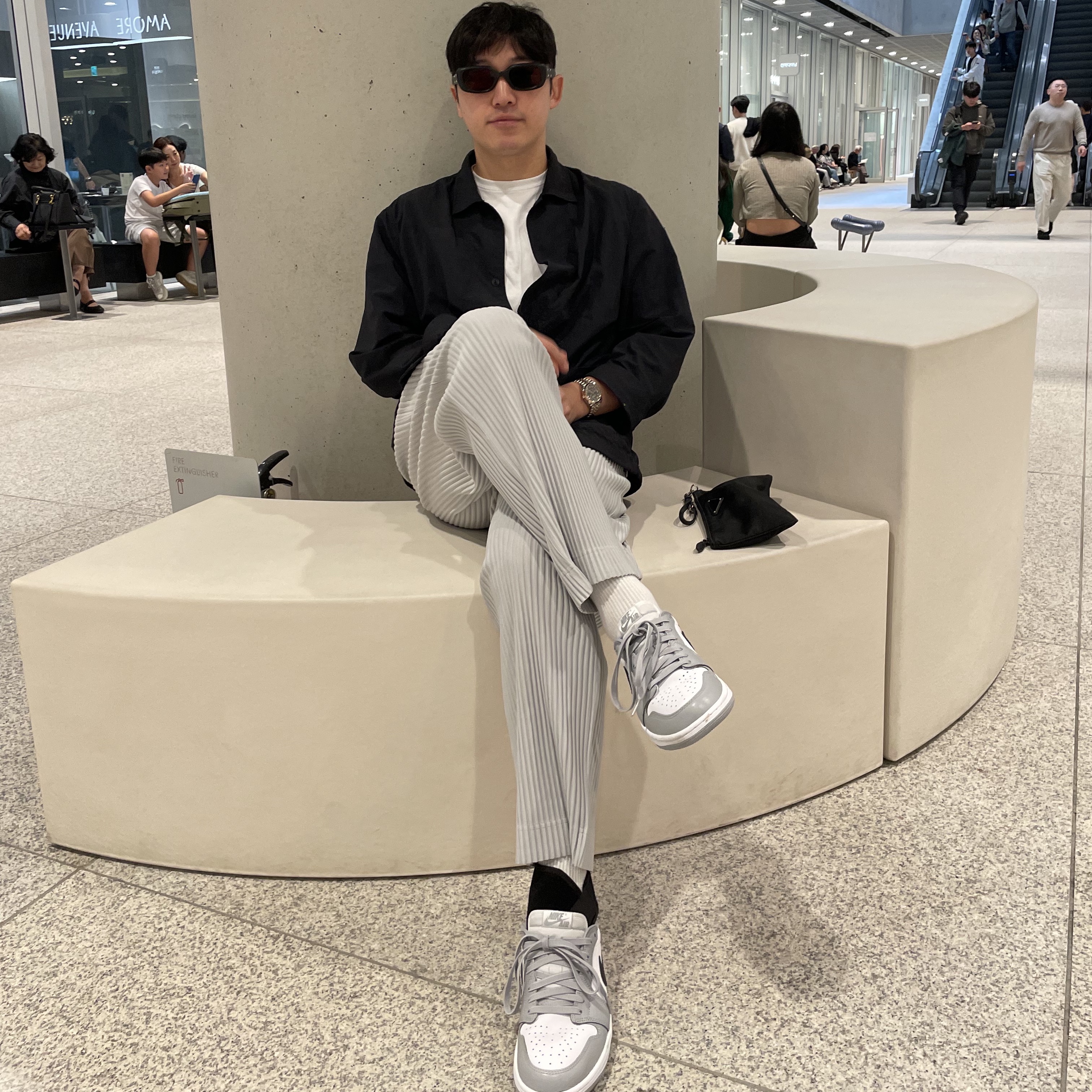 Homme Plisse Issey Miyake Basics Straight Pants Light Gray, Jordan 1 Retro Low OG Wolf Grey and White 착용 스타일