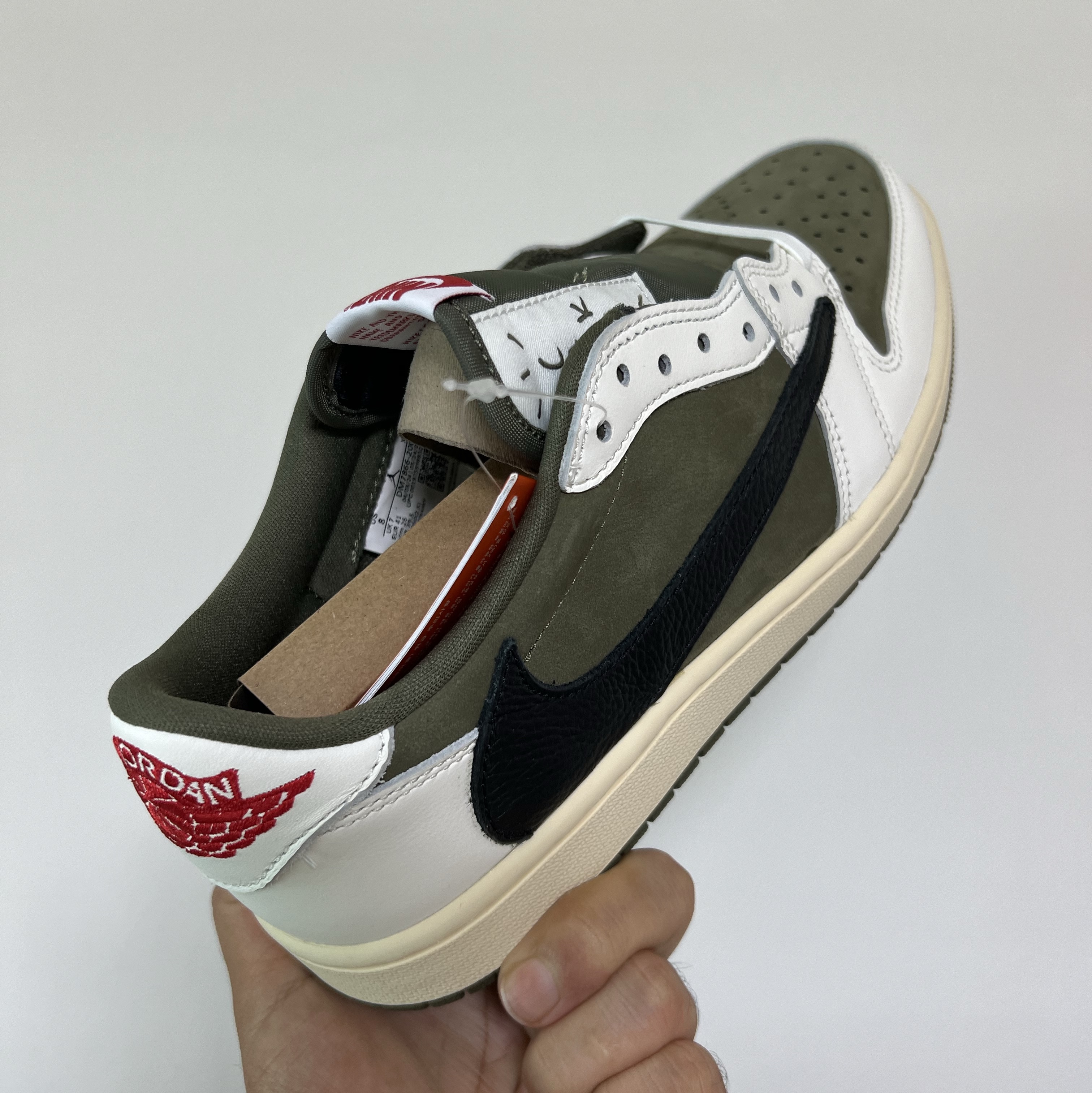 Jordan 1 x Travis Scott Retro Low OG SP Reverse Olive 착용 스타일 - 2