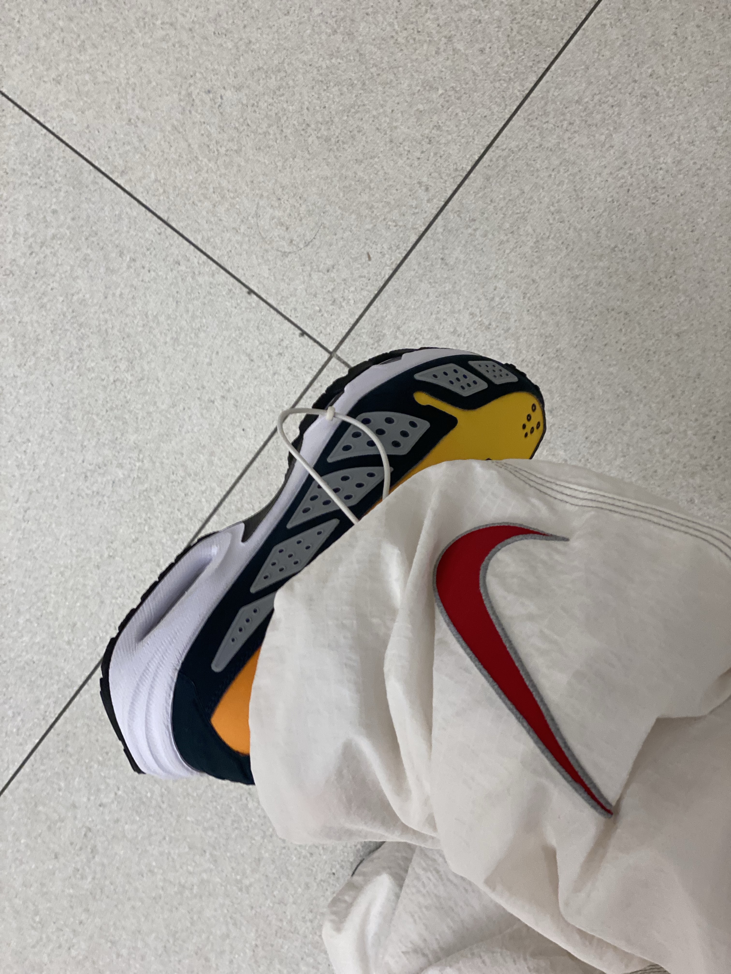 Supreme x Nike Ripstop Track Pants White - 24SS, (W) Nike Air Max SNDR Canyon Gold and Deep Ocean 착용 스타일