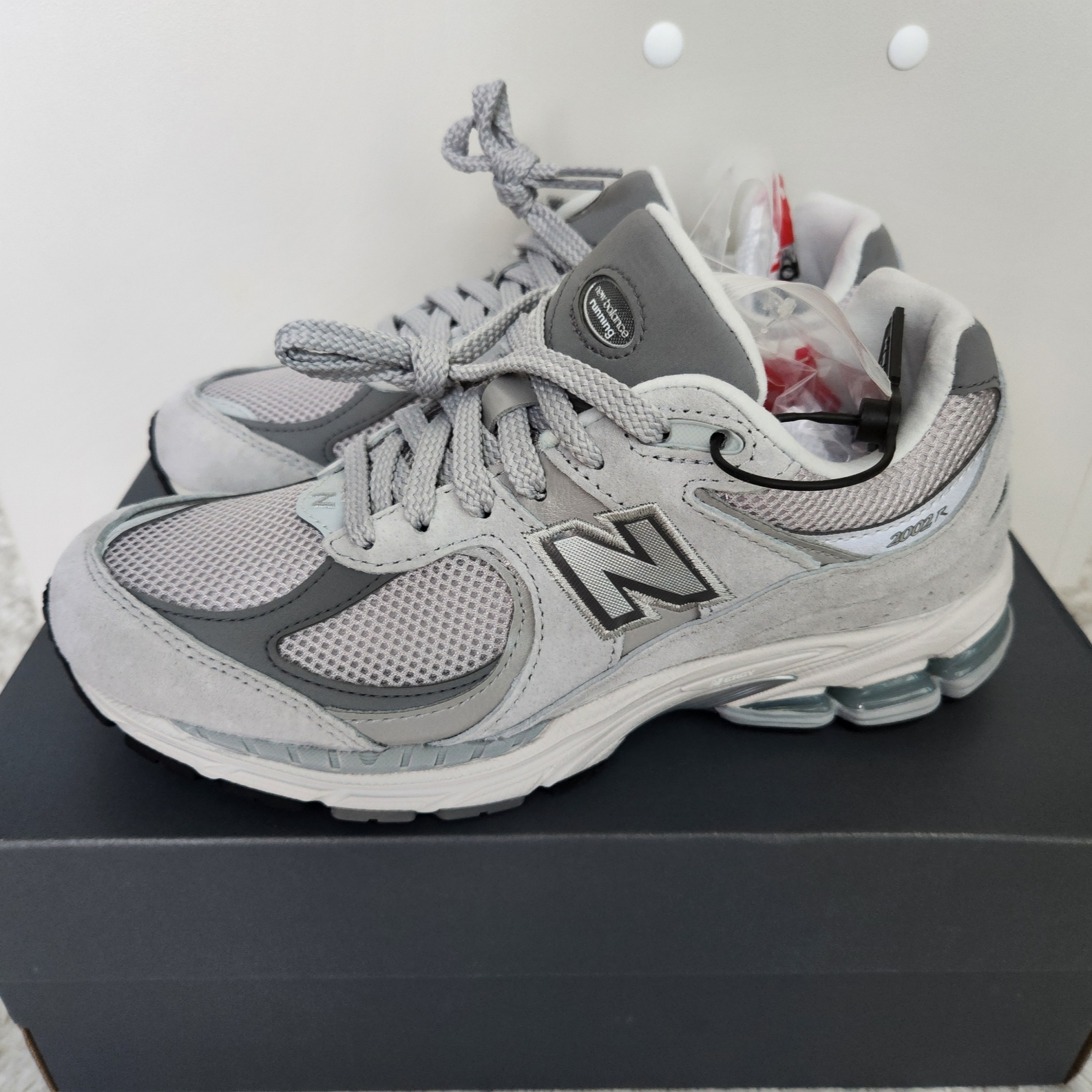 New Balance 2002R T2 Gray 착용 스타일